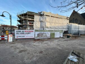 Bouwdoek van Bouwbedrijf Van Laar met de oproep ‘Kom jij bouwen bij Van Laar?’ op een bouwplaats in de regio.