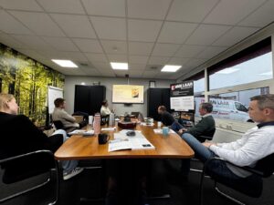 Kennissessie installatiewerk bij Bouwbedrijf Van Laar met uitleg over moderne installatietechniek en duurzame systemen.