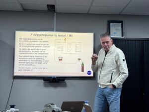 Jan van Zwolle van Wasco verzorgt een kennissessie over installatiewerk voor de projectmanagers van Bouwbedrijf Van Laar.