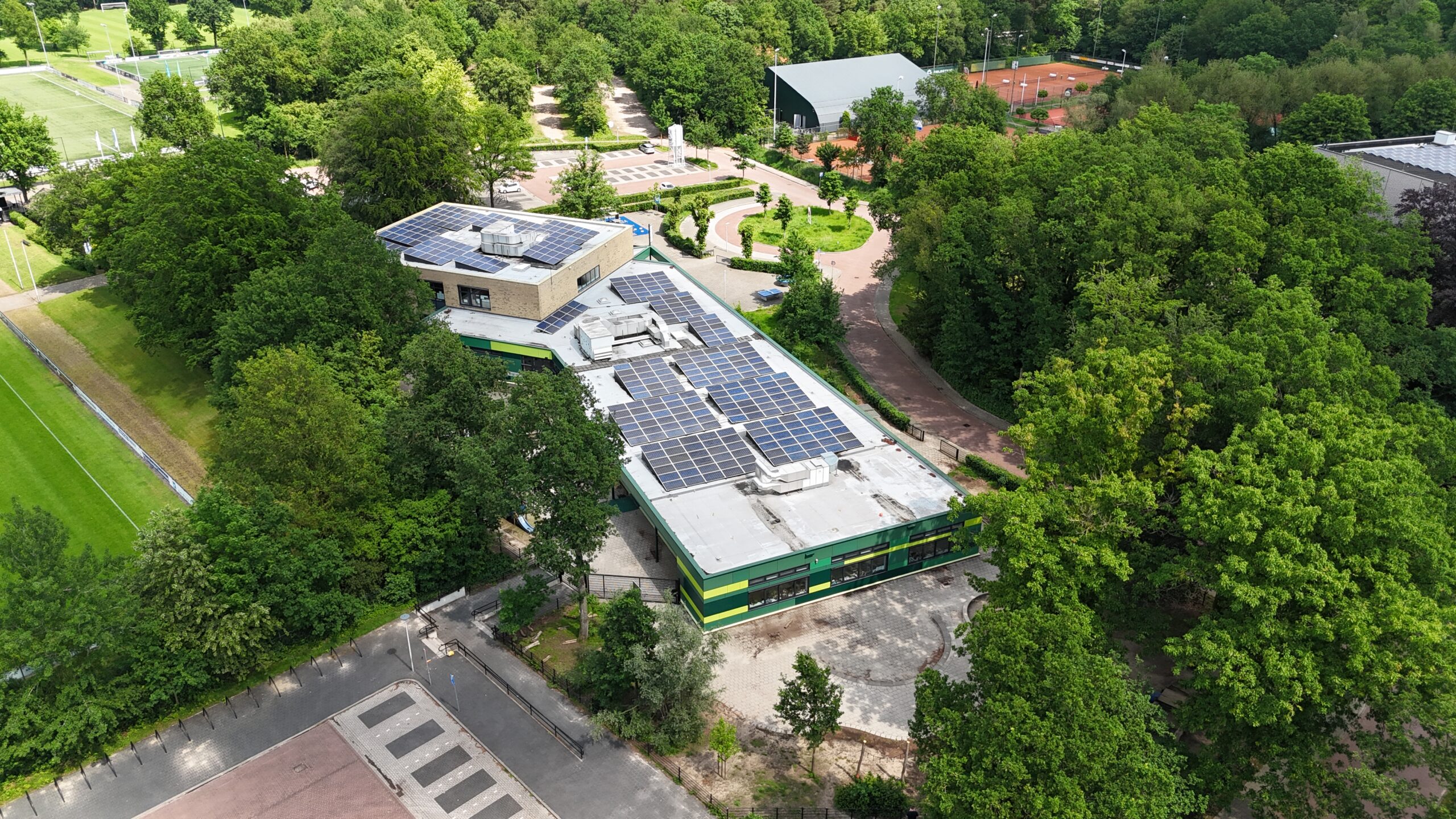 Luchtfoto van basisschool van de Hulstschool in Epe.