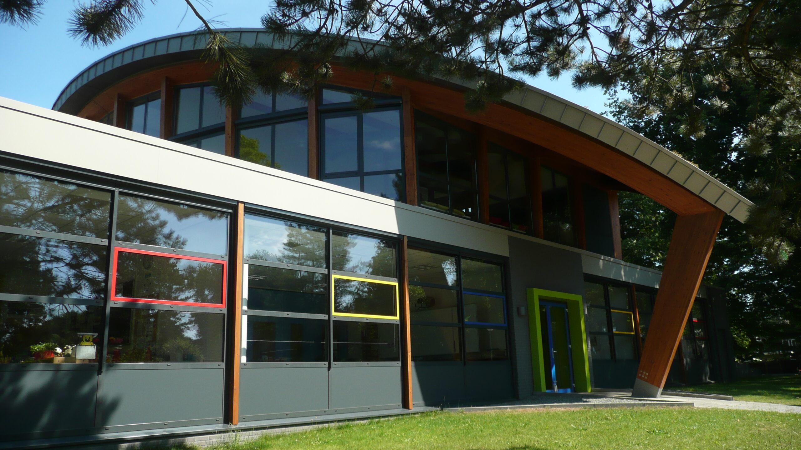 Vernieuwd schoolgebouw van basisschool ’t Mozaïek in Vaassen.