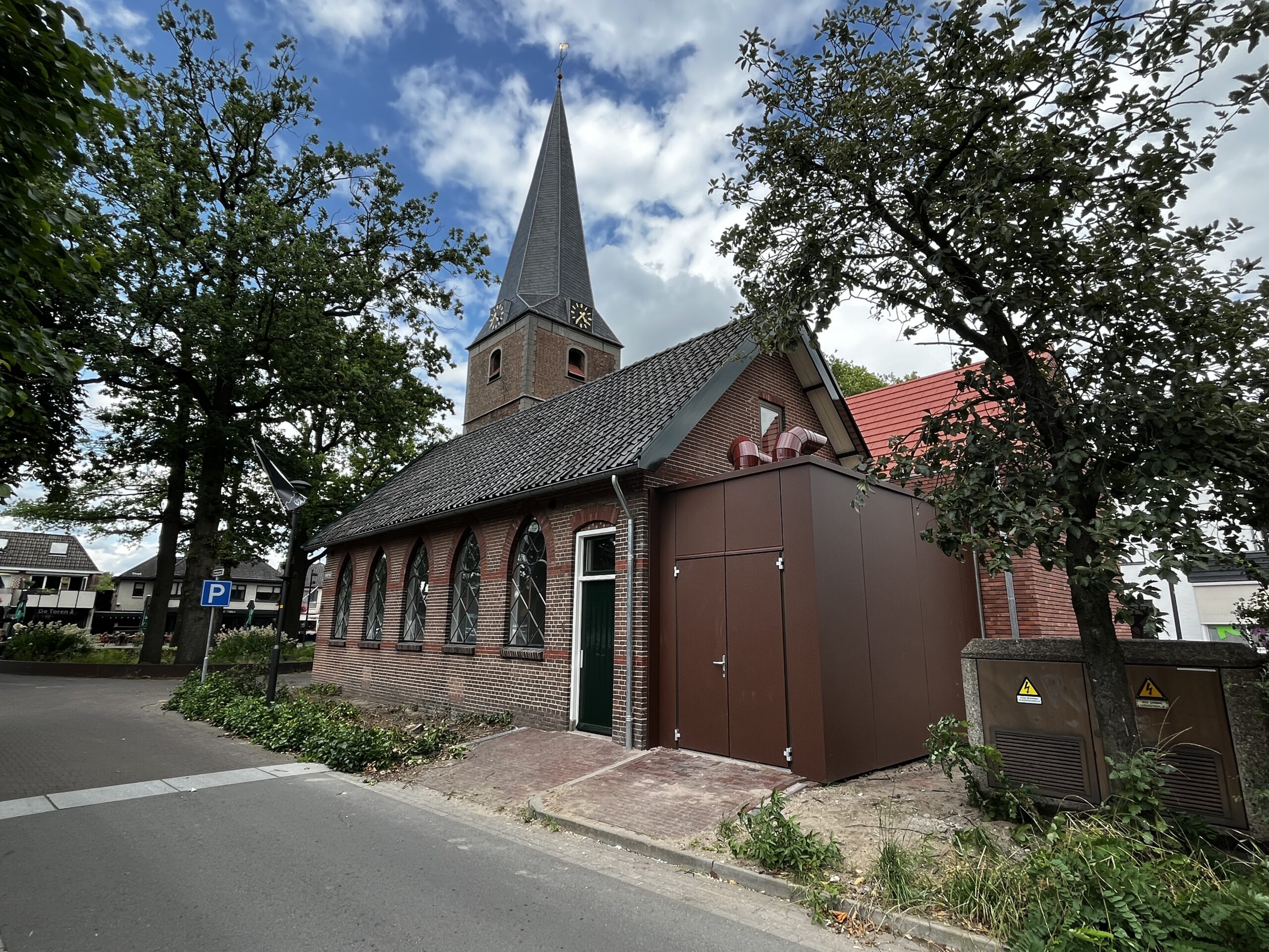Kerkelijk centrum Het Anker in Vaassen met gerestaureerd Snuffelhuis en nieuwbouw.
