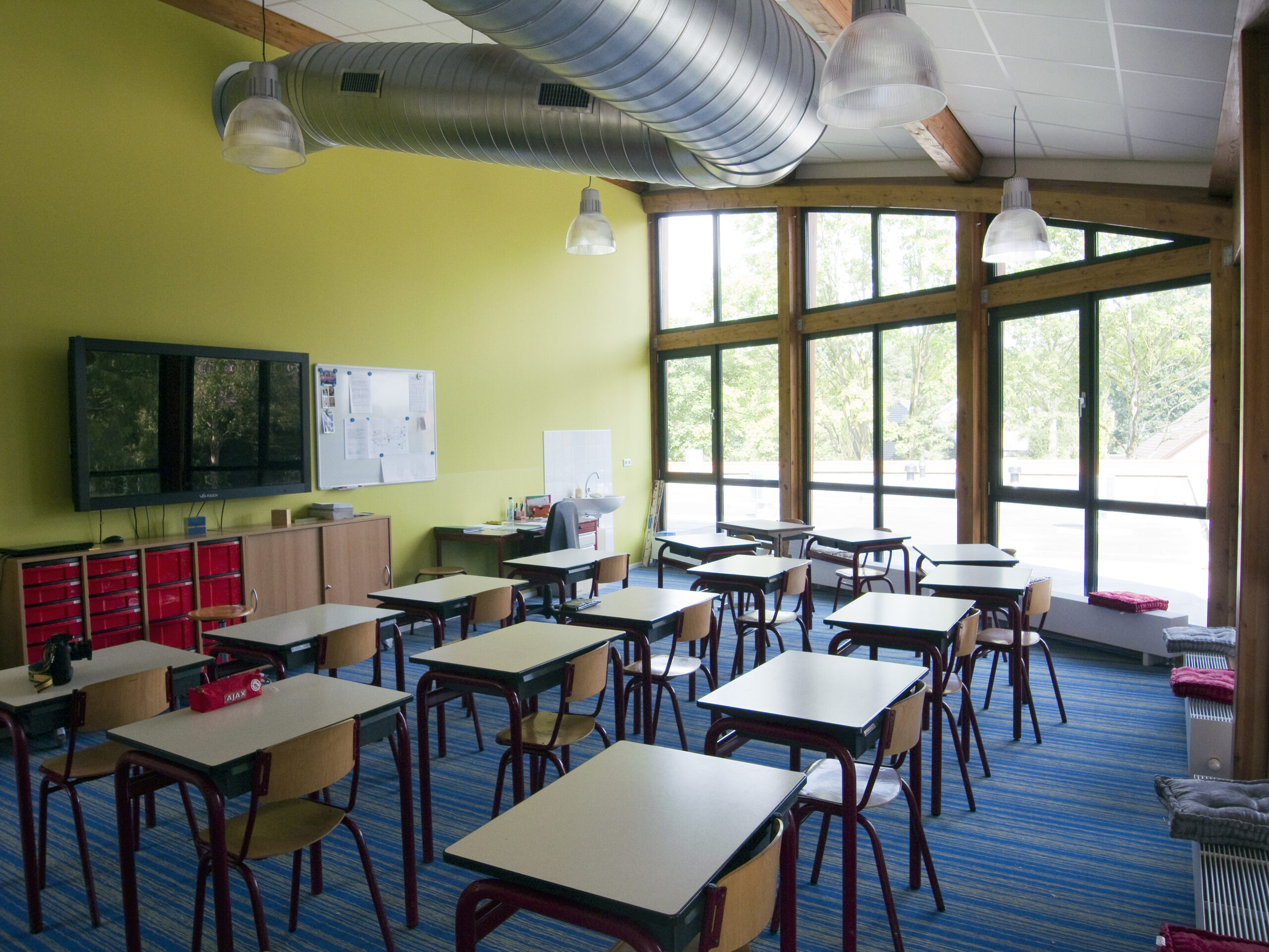 Moderne leeromgeving gerealiseerd na schoolverbouwing.