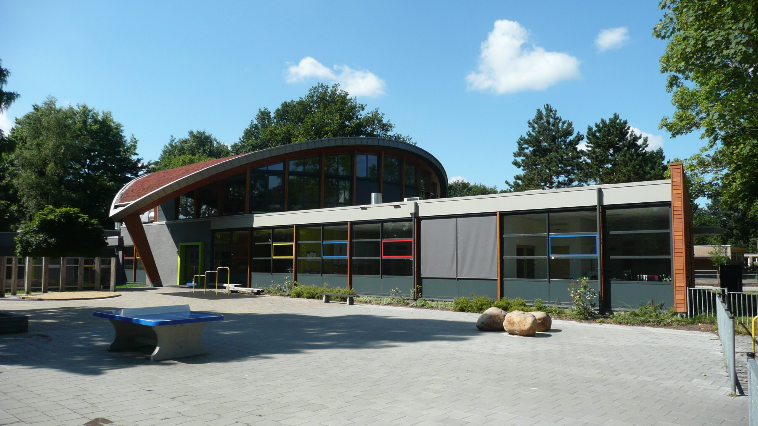 Vernieuwd schoolgebouw van basisschool ’t Mozaïek in Vaassen.