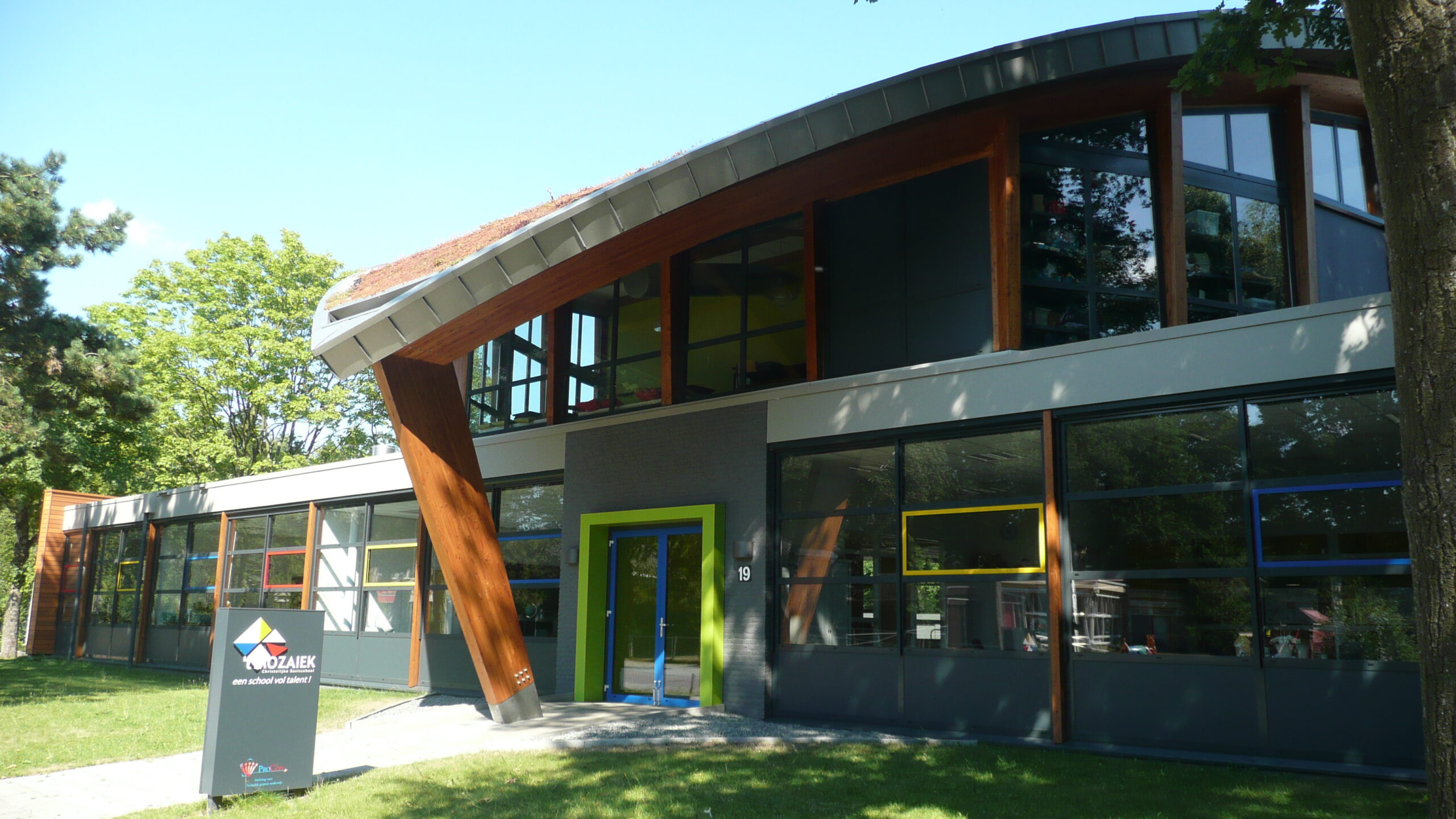 Vernieuwd schoolgebouw van basisschool ’t Mozaïek in Vaassen.