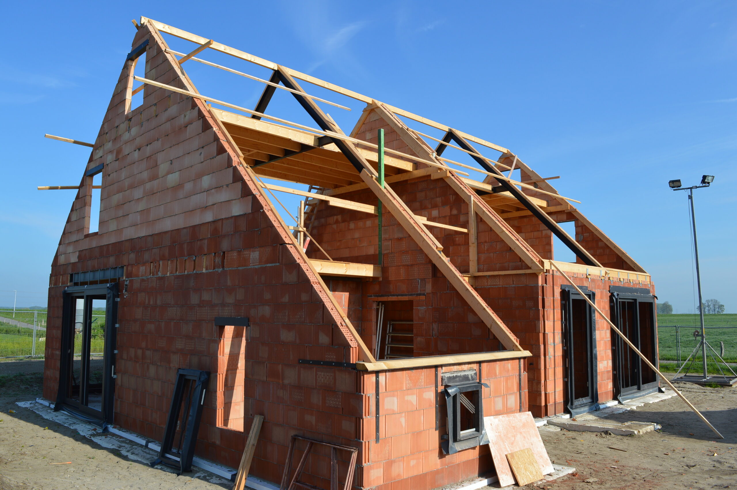 Nieuwbouw van ’t Lenneps Erf met ecolodges in Veessen door Bouwbedrijf Van Laar.