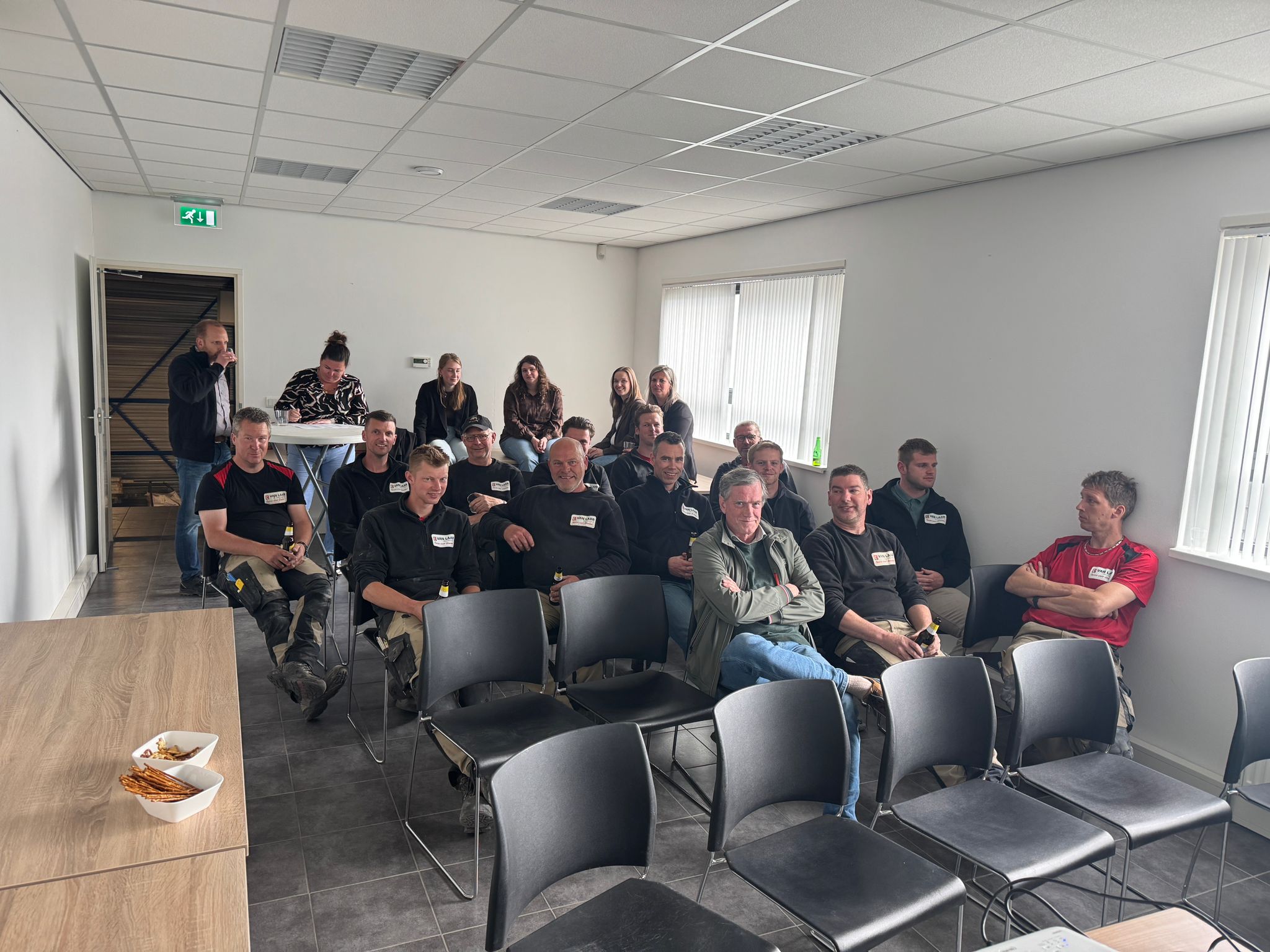 Medewerkers van Bouwbedrijf Van Laar verzamelen zich voor de bijeenkomst.