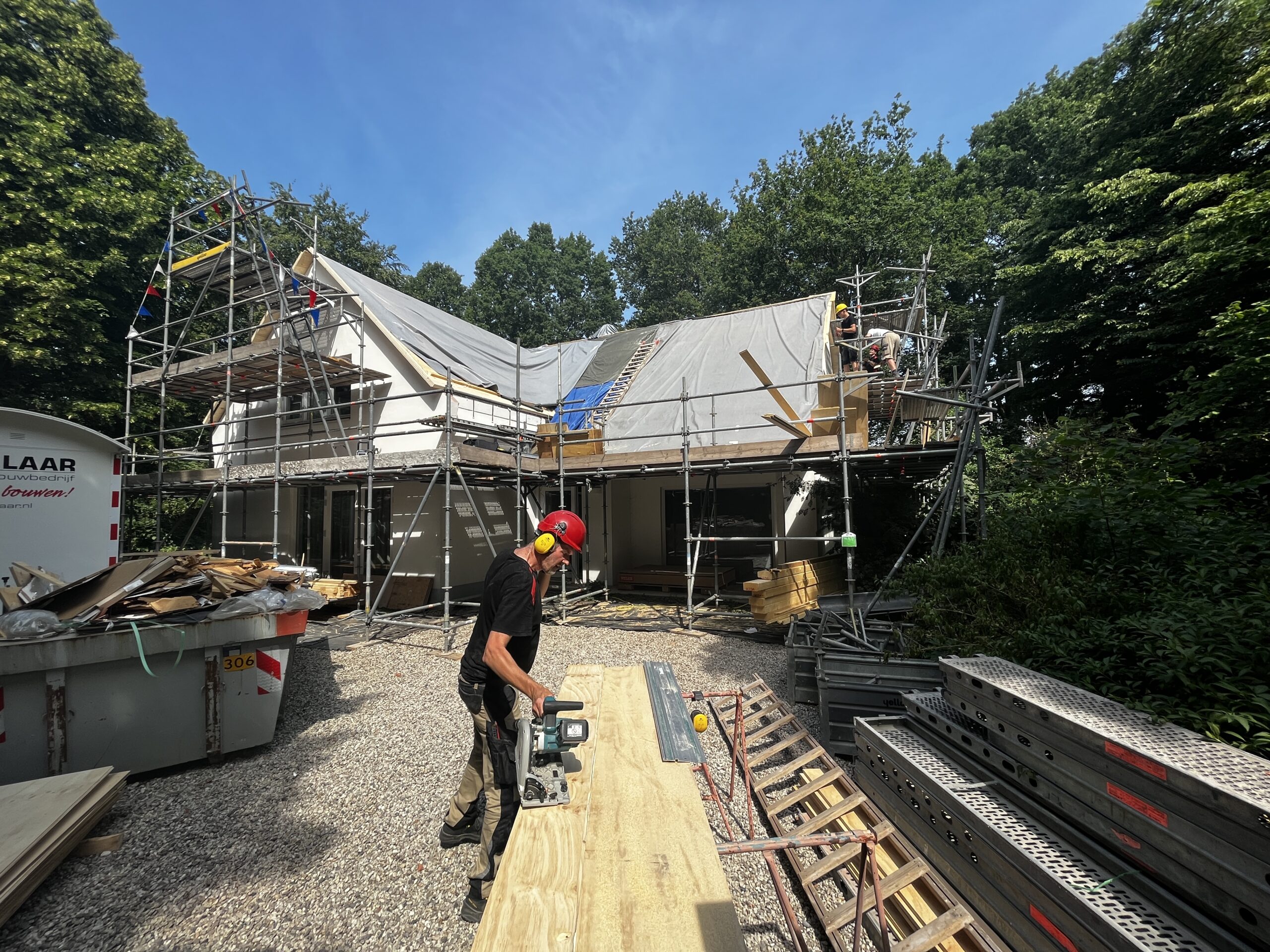 Renovatie van het dak met nieuwe dakpannen en zonnepanelen in Hoorn.