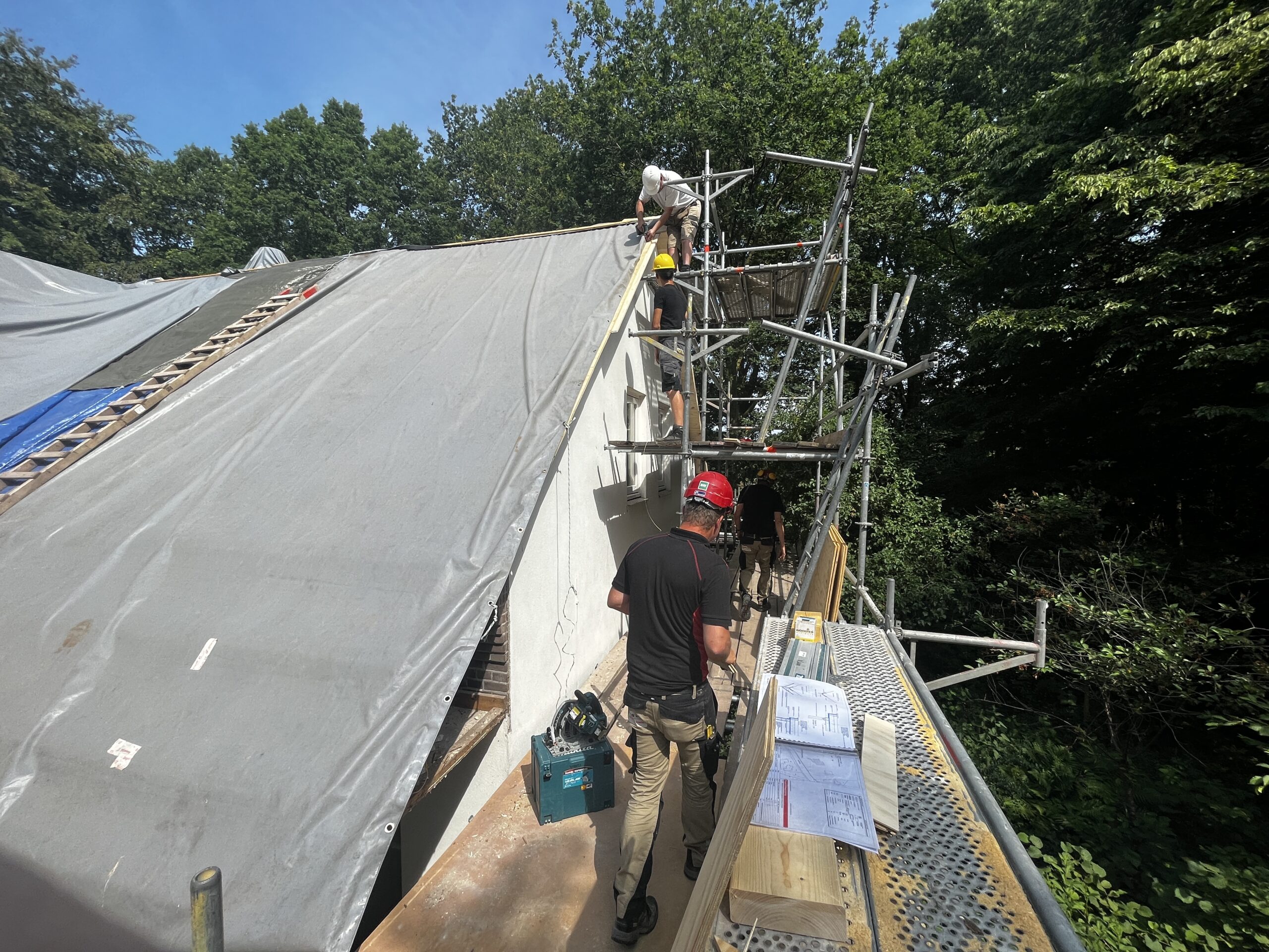 Renovatie van het dak met nieuwe dakpannen en zonnepanelen in Hoorn.
