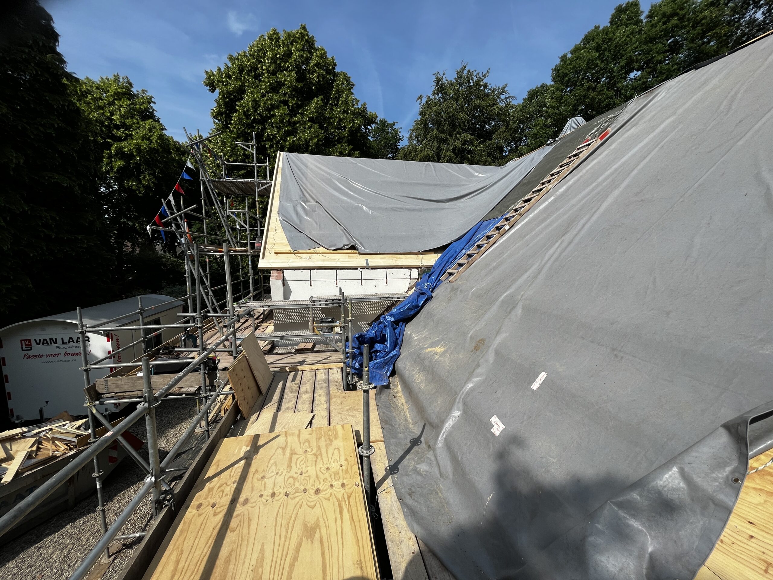 Renovatie van het dak met nieuwe dakpannen en zonnepanelen in Hoorn.