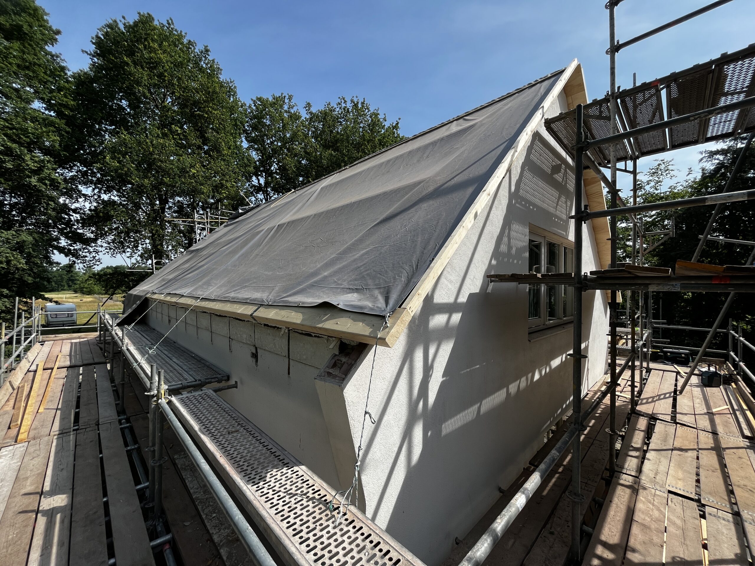 Renovatie van het dak met nieuwe dakpannen en zonnepanelen in Hoorn.