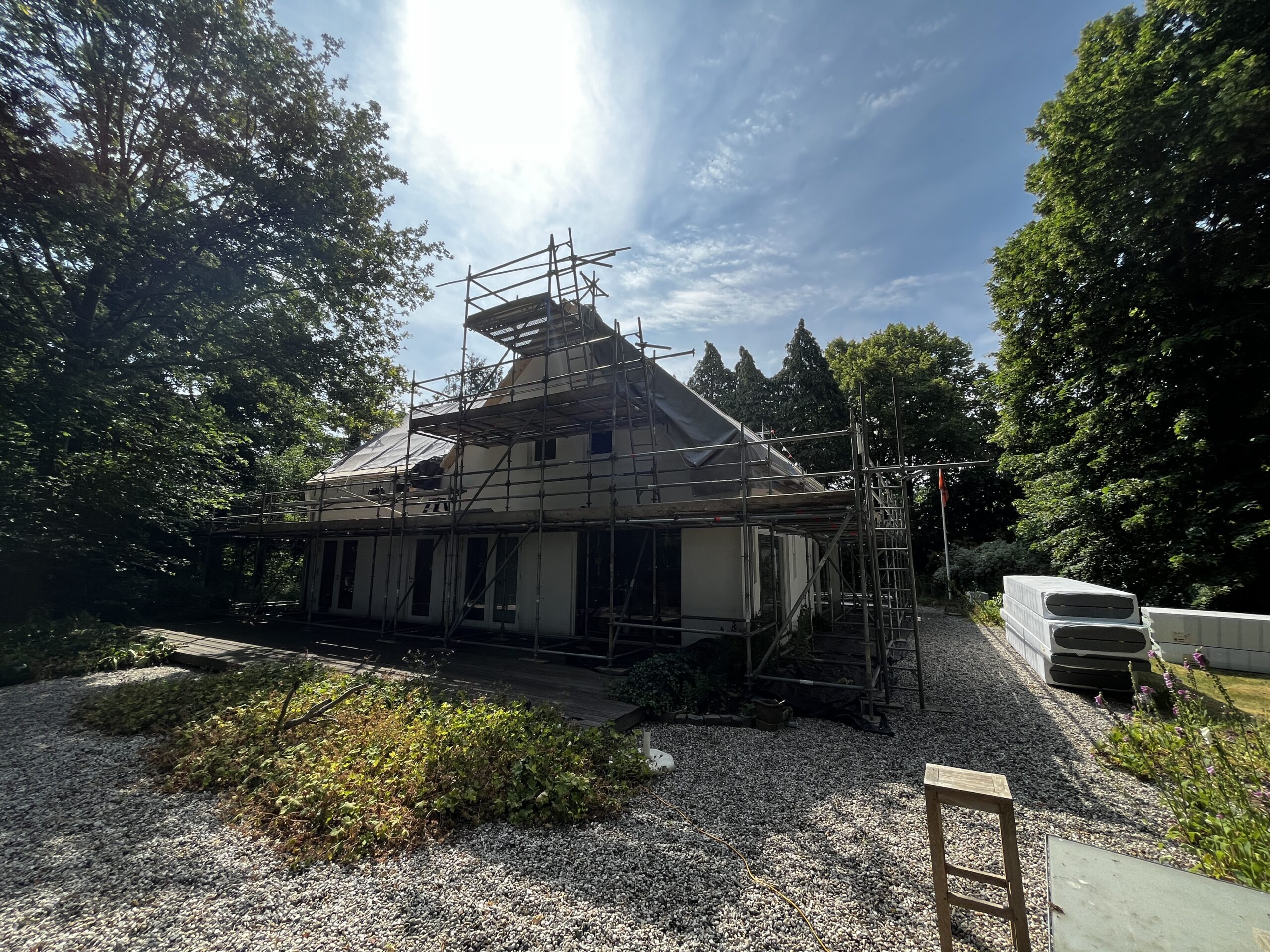 Renovatie van het dak met nieuwe dakpannen en zonnepanelen in Hoorn.