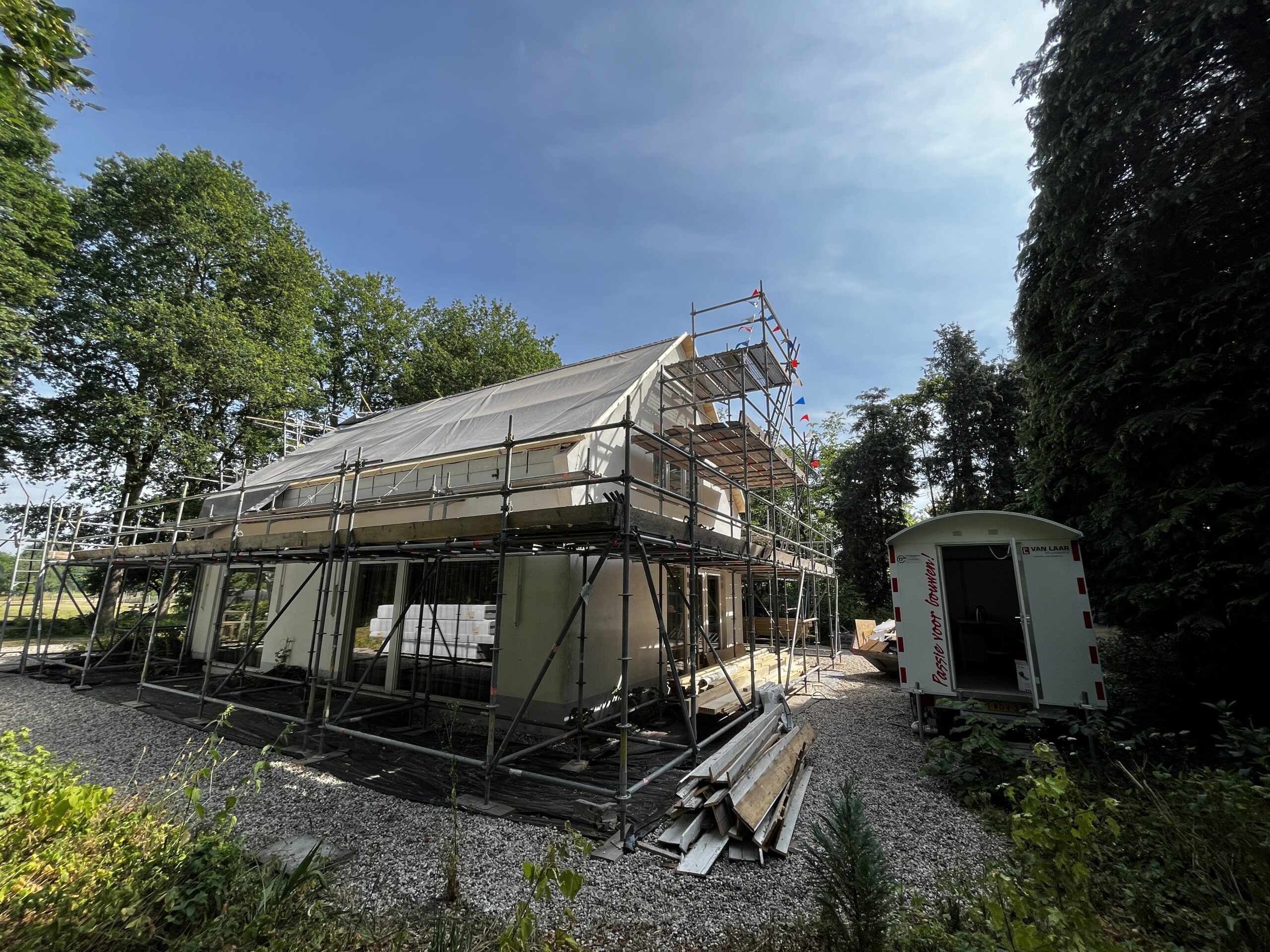 Renovatie van het dak met nieuwe dakpannen en zonnepanelen in Hoorn.