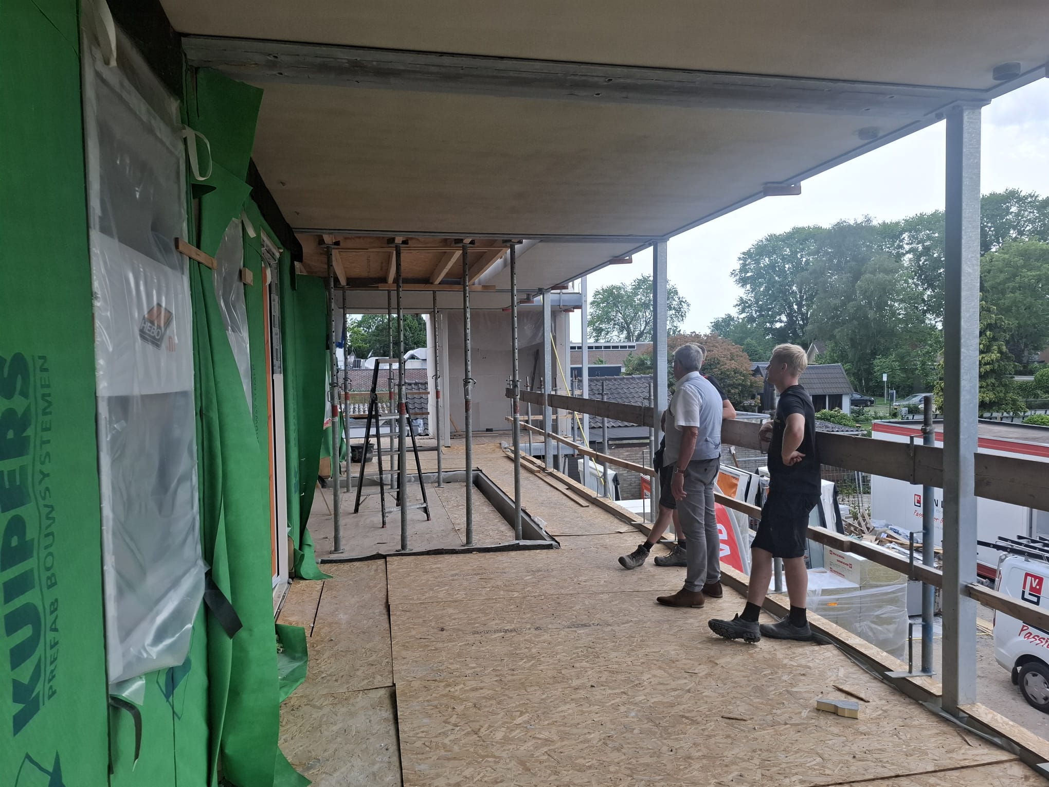 Toekomstige bewoners bekijken de voortgang van de nieuwbouw van Villa Verdura in Epe.