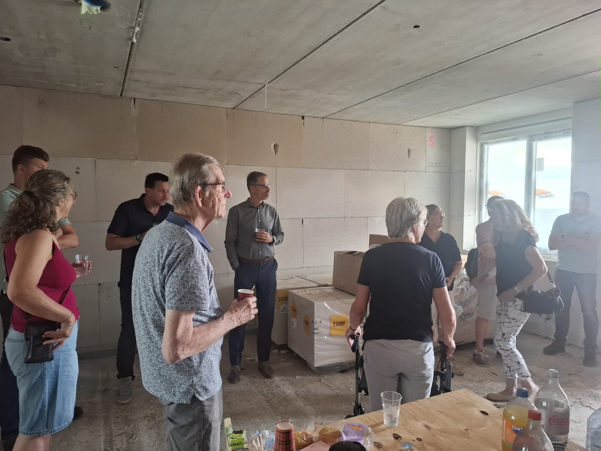 Bewoners maken kennis met elkaar tijdens de kijkdag van Villa Verdura.