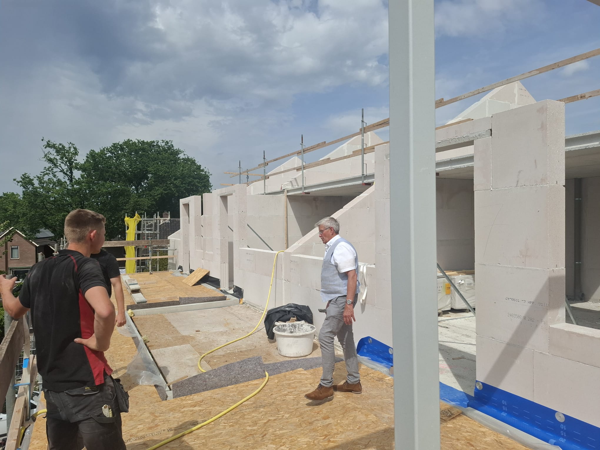 Toekomstige bewoners bekijken de voortgang van de nieuwbouw van Villa Verdura in Epe.