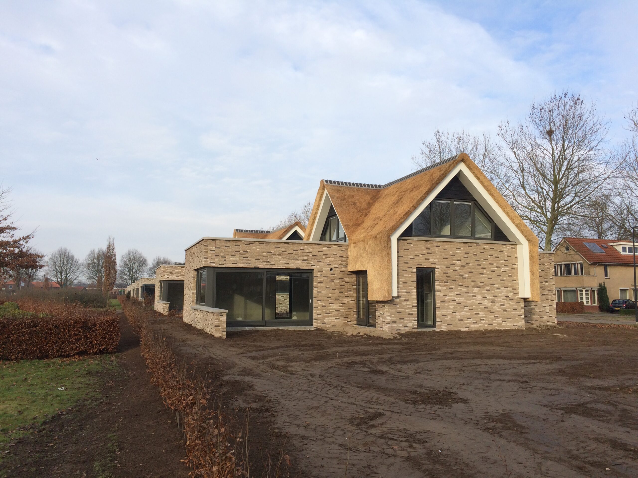 Vrijstaande villa met bakstenen gevels en houten details.