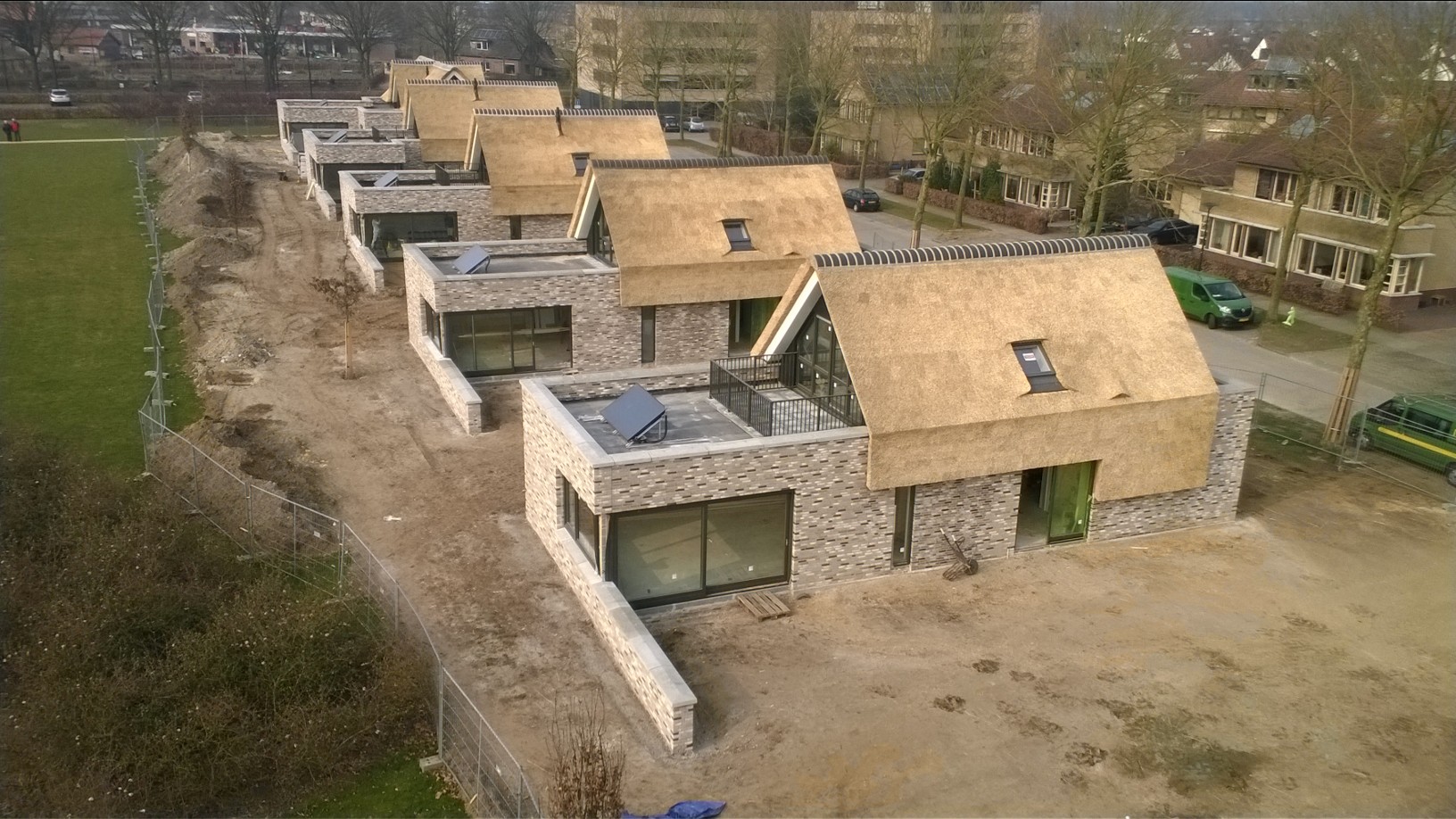 Vrijstaande villa’s met rieten daken in het Gooikerspark Deventer.