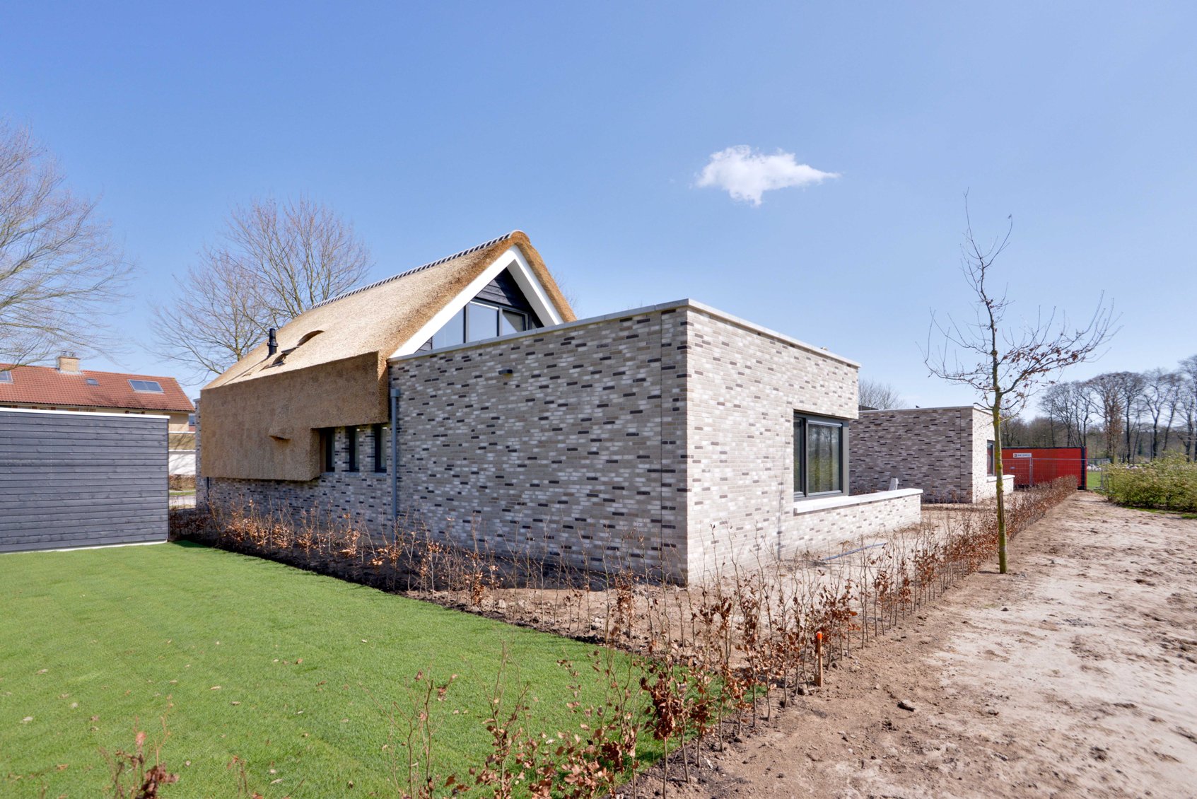 Vrijstaande villa’s met rieten daken in het Gooikerspark Deventer.