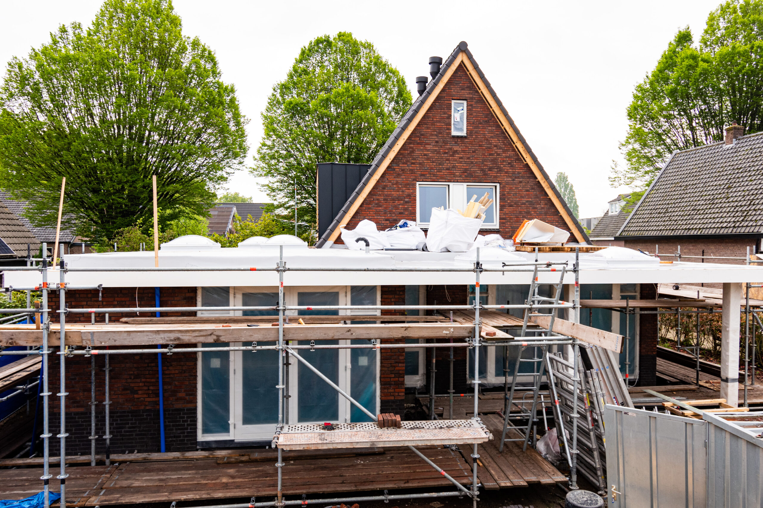 Moderne woning met royale schuifpui en overkapping.