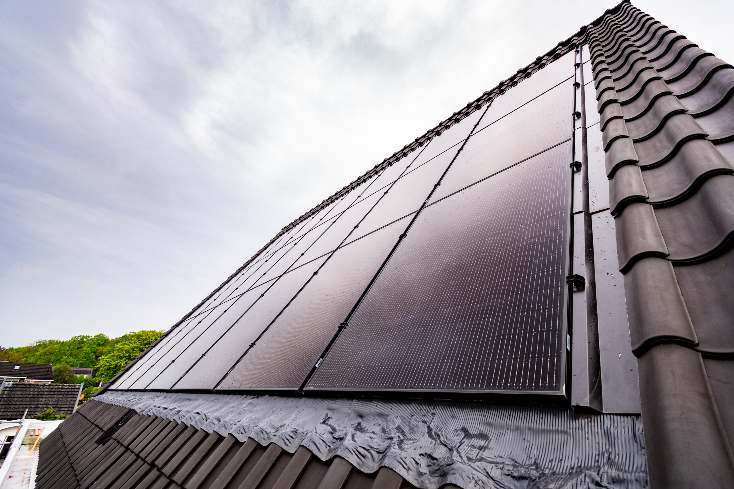 Duurzame nieuwbouwwoning met geïntegreerde zonnepanelen in Vaassen.