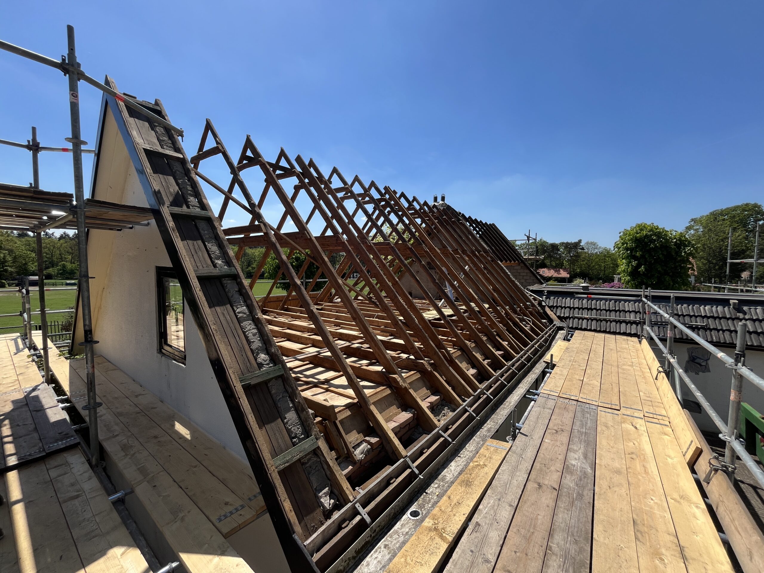 Sloopwerkzaamheden in het zomerhuis als voorbereiding op de renovatie.