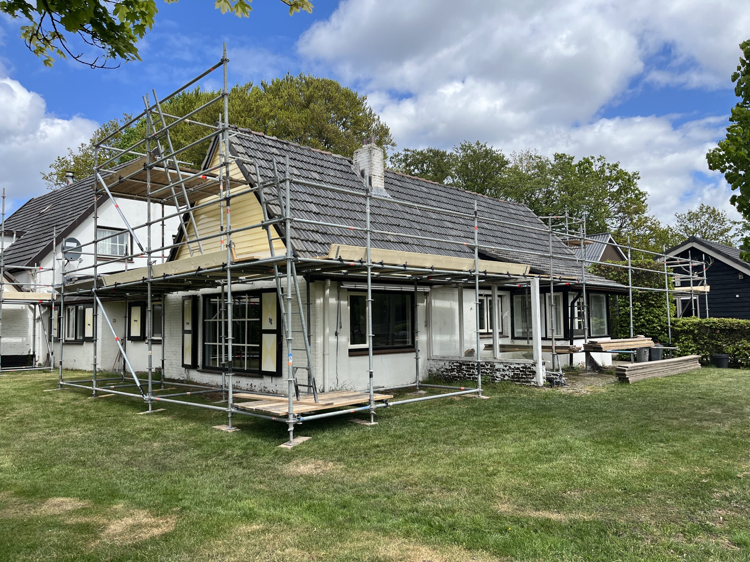 Zomerhuis in Hoenderloo dat wordt gerenoveerd voor permanente bewoning.