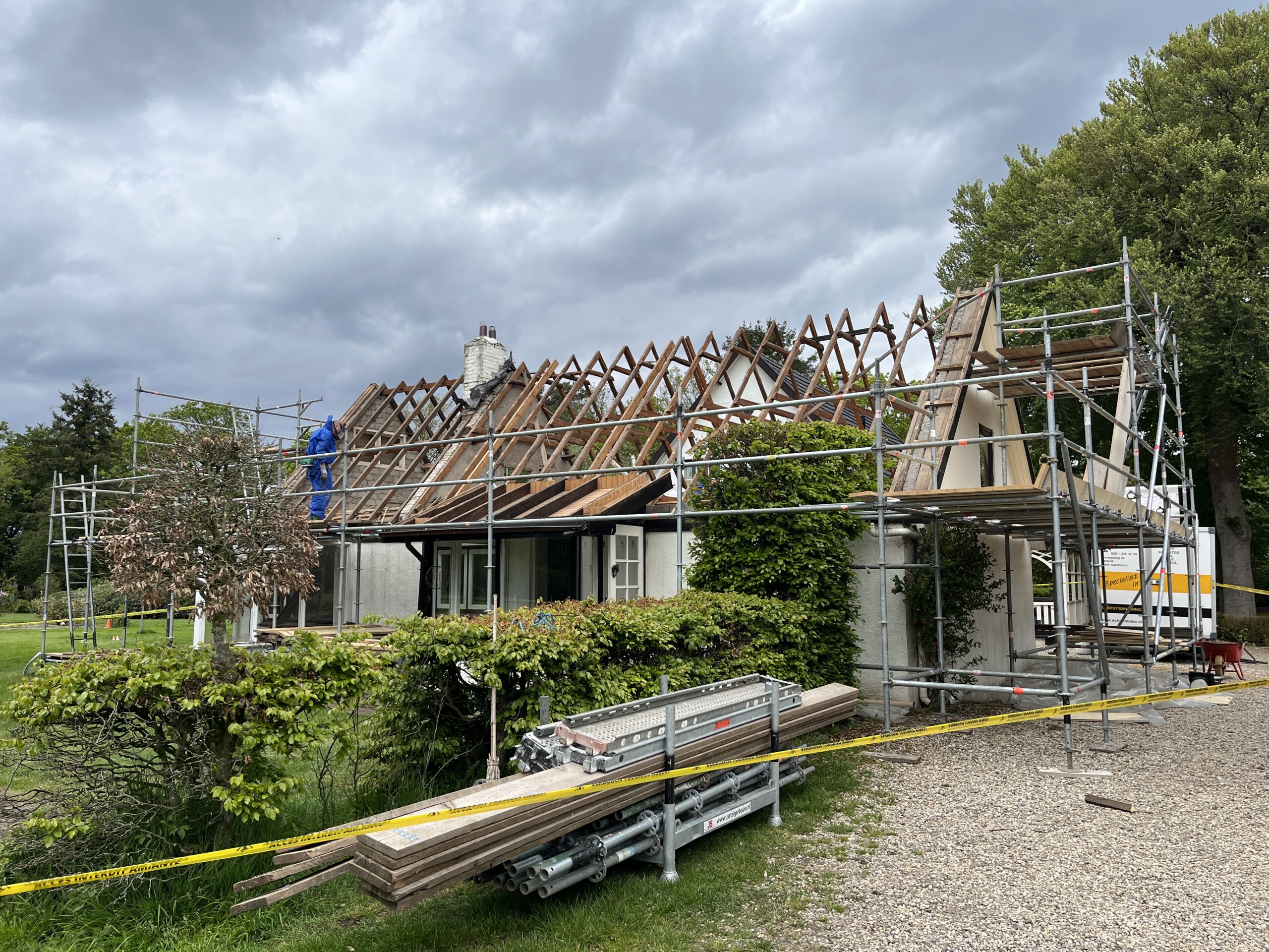 Sloopwerkzaamheden in het zomerhuis als voorbereiding op de renovatie.