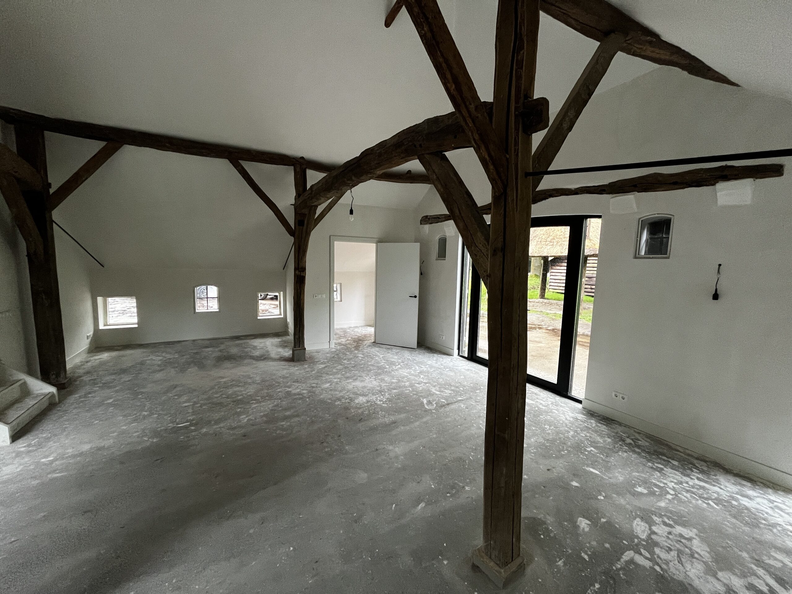Restauratie van historische gebinten in boerderij Louisiana.