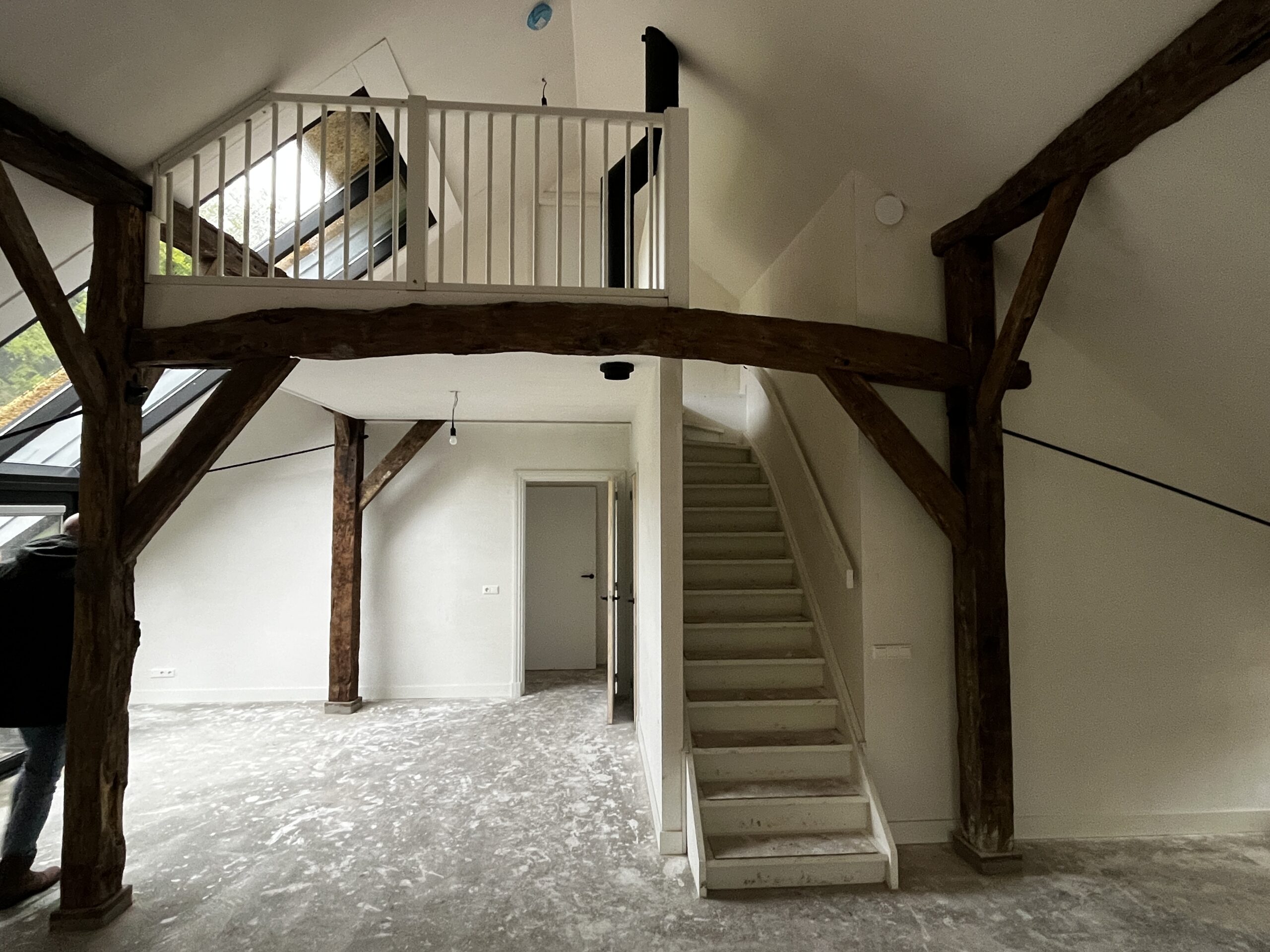 Interieur van een gerestaureerde monumentale boerderij.