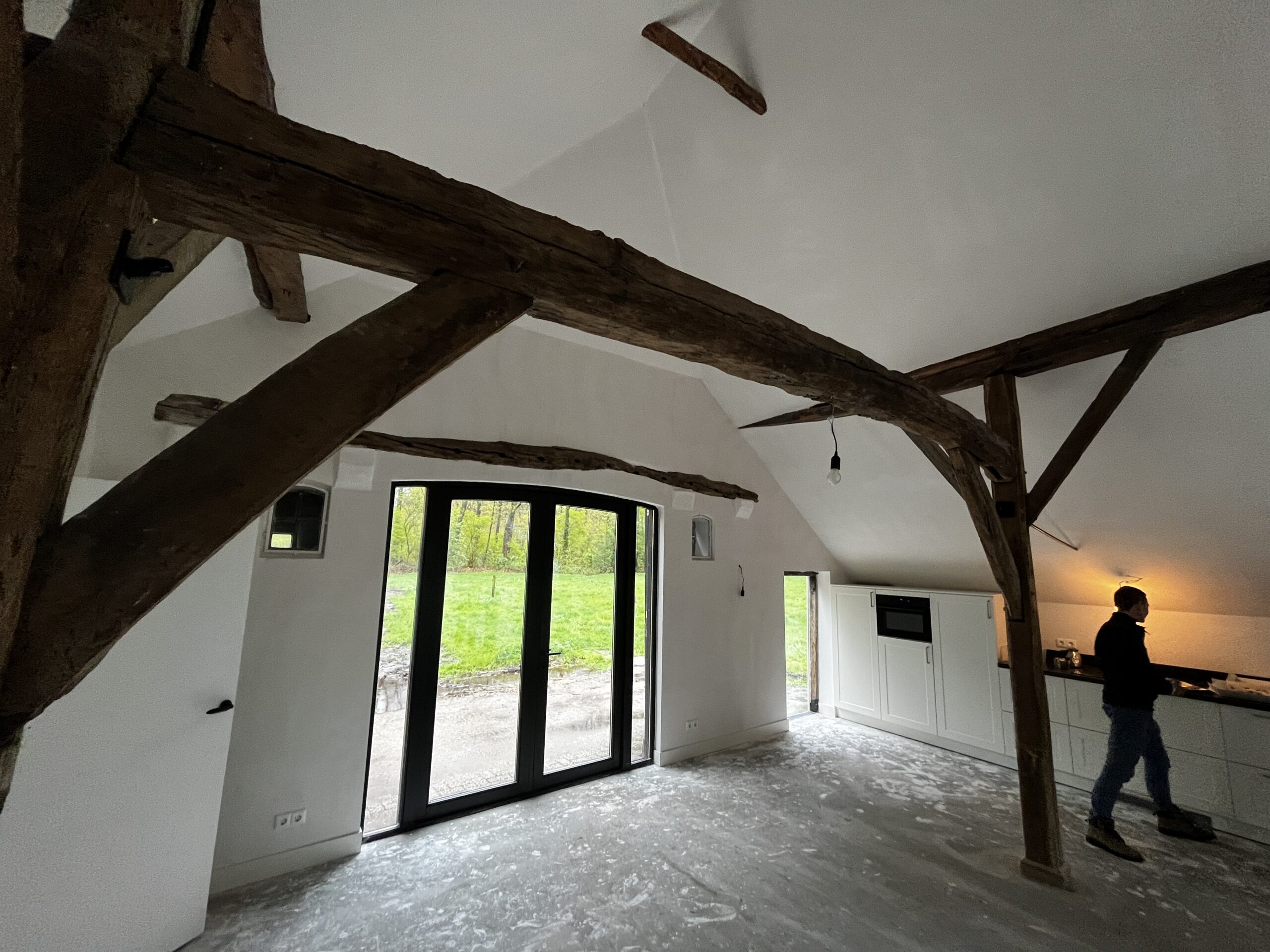 Interieur van een gerestaureerde monumentale boerderij.