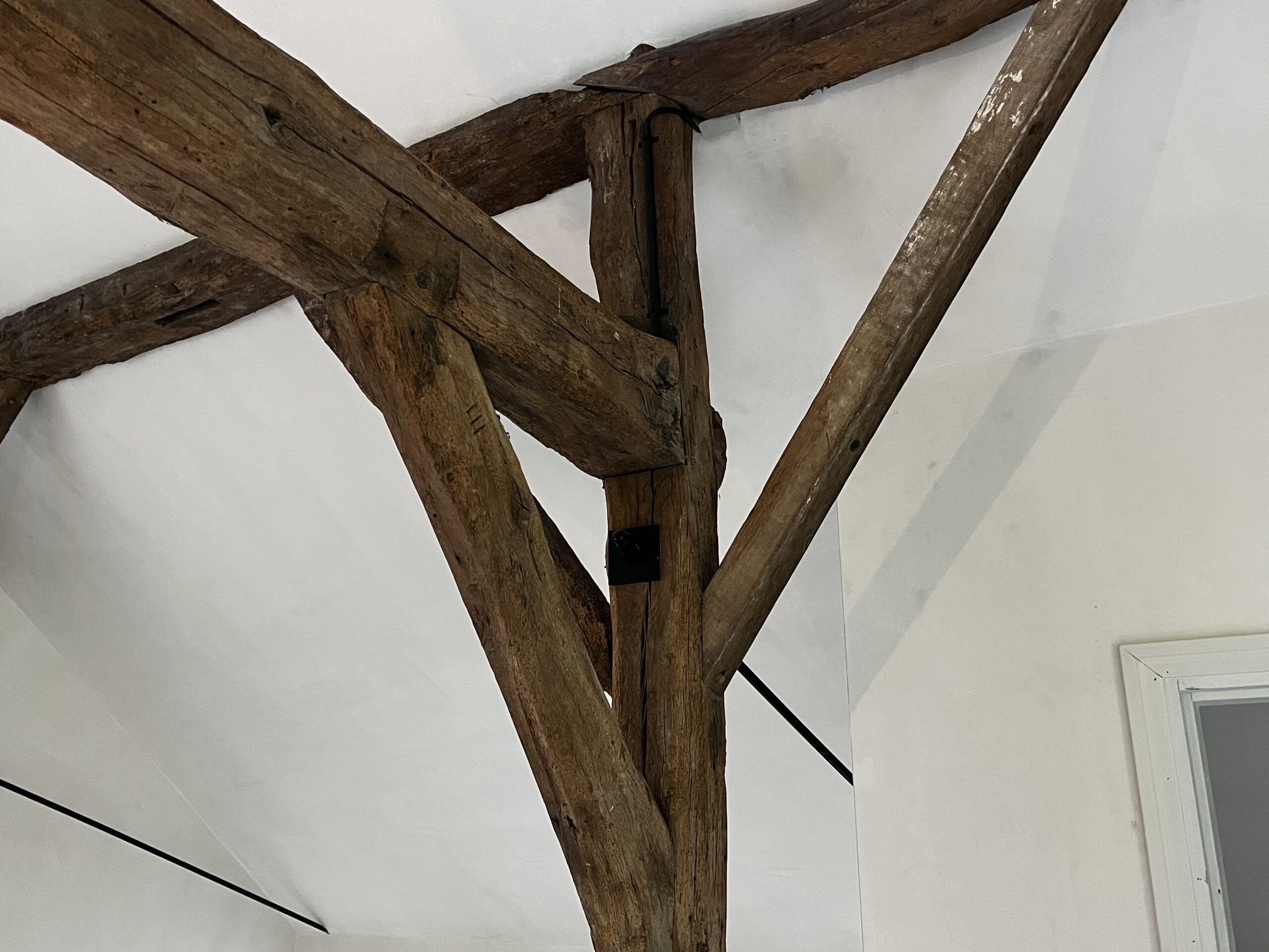 Restauratie van historische gebinten in boerderij Louisiana.