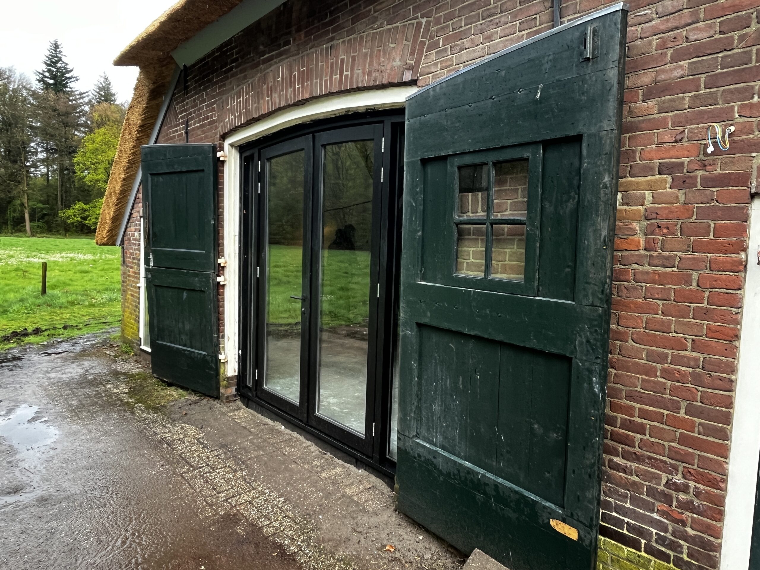 Duurzaam gerenoveerde boerderij met behoud van historische details.