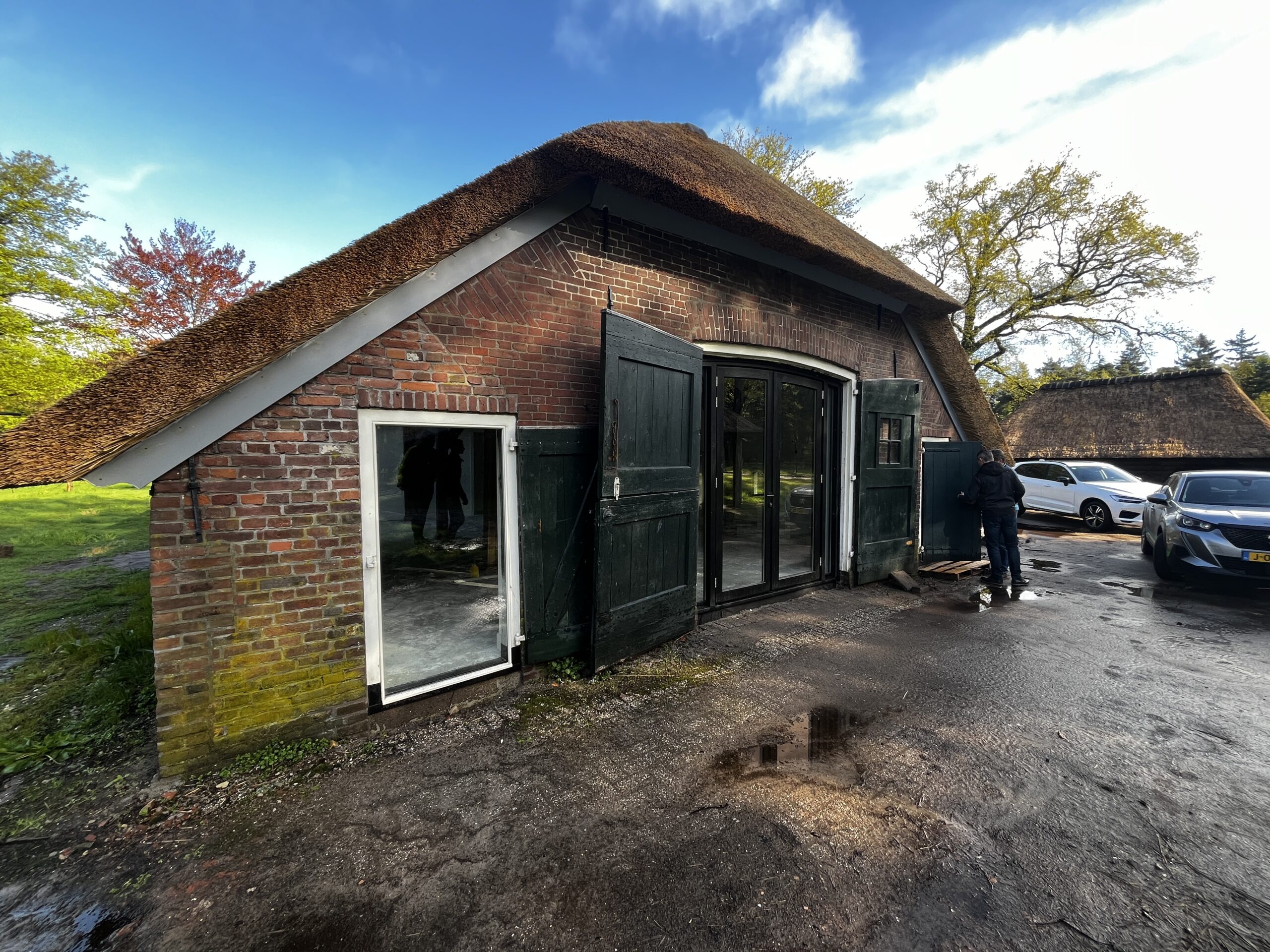 Duurzaam gerenoveerde boerderij met behoud van historische details.