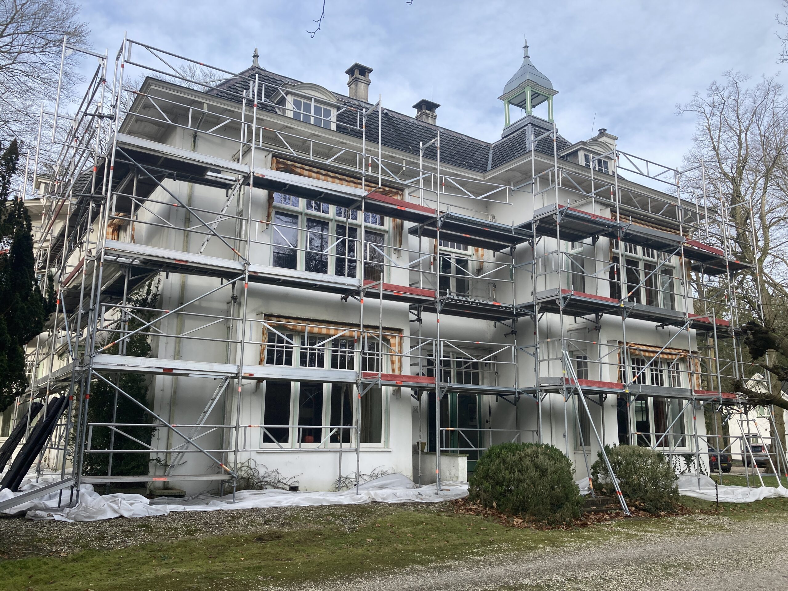 Vakmanschap tijdens de restauratie van monumentaal erfgoed.