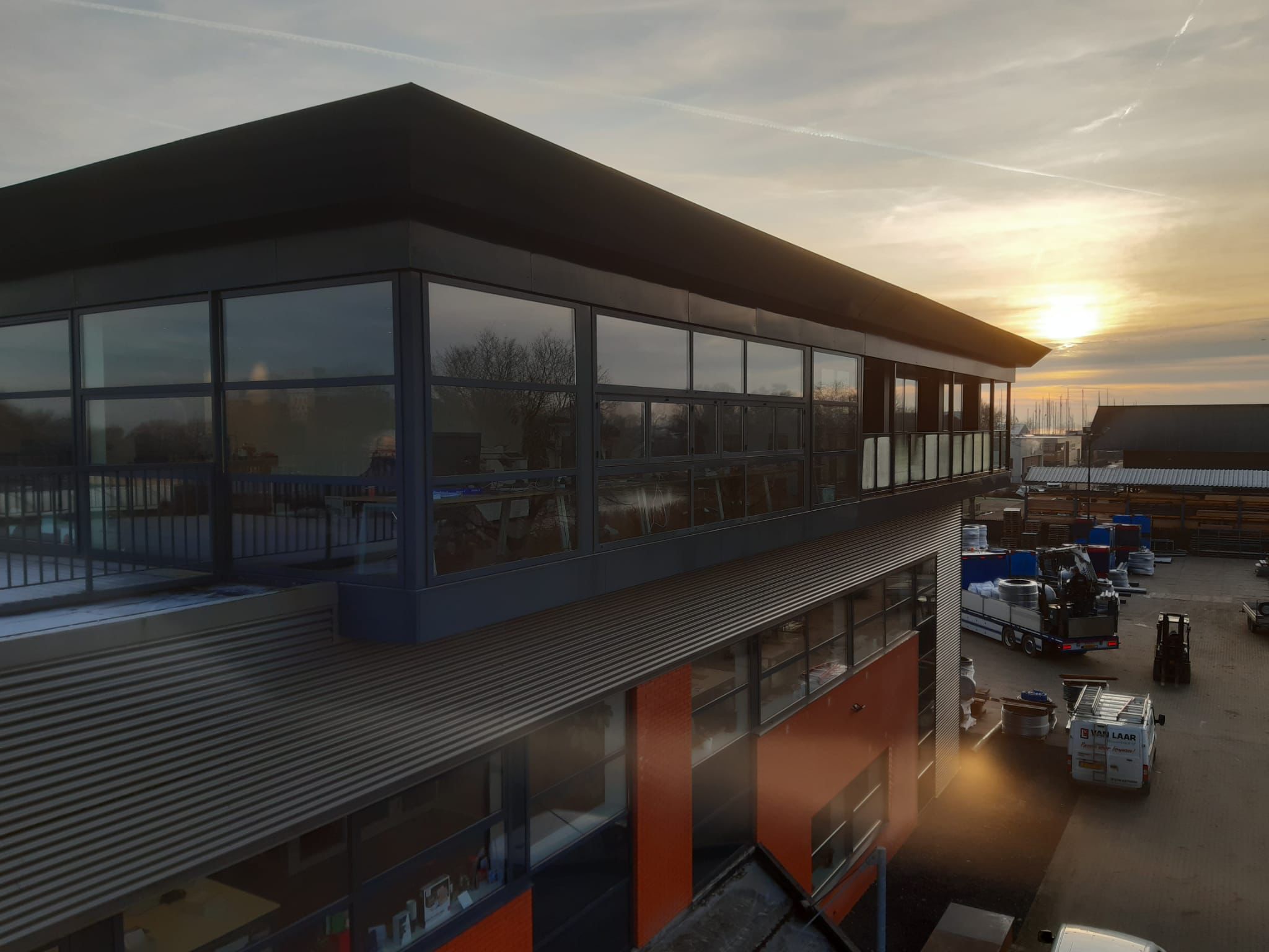 Dakopbouw op bestaand bedrijfspand gerealiseerd door Bouwbedrijf Van Laar.
