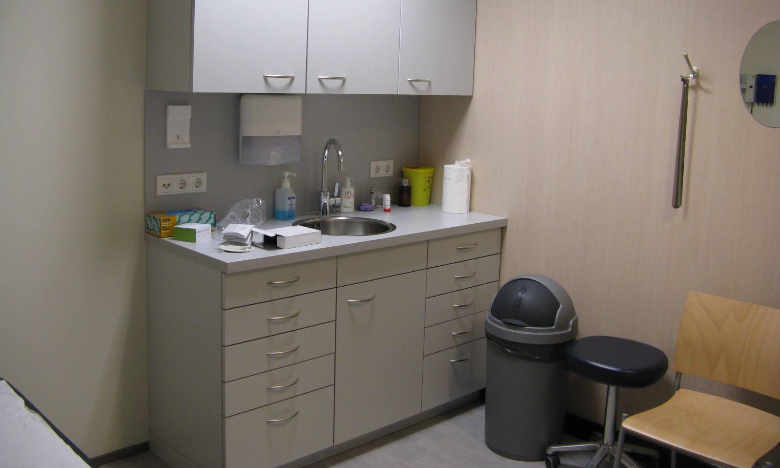 Binnenruimte van het Gezondheidscentrum met moderne zorgvoorzieningen.