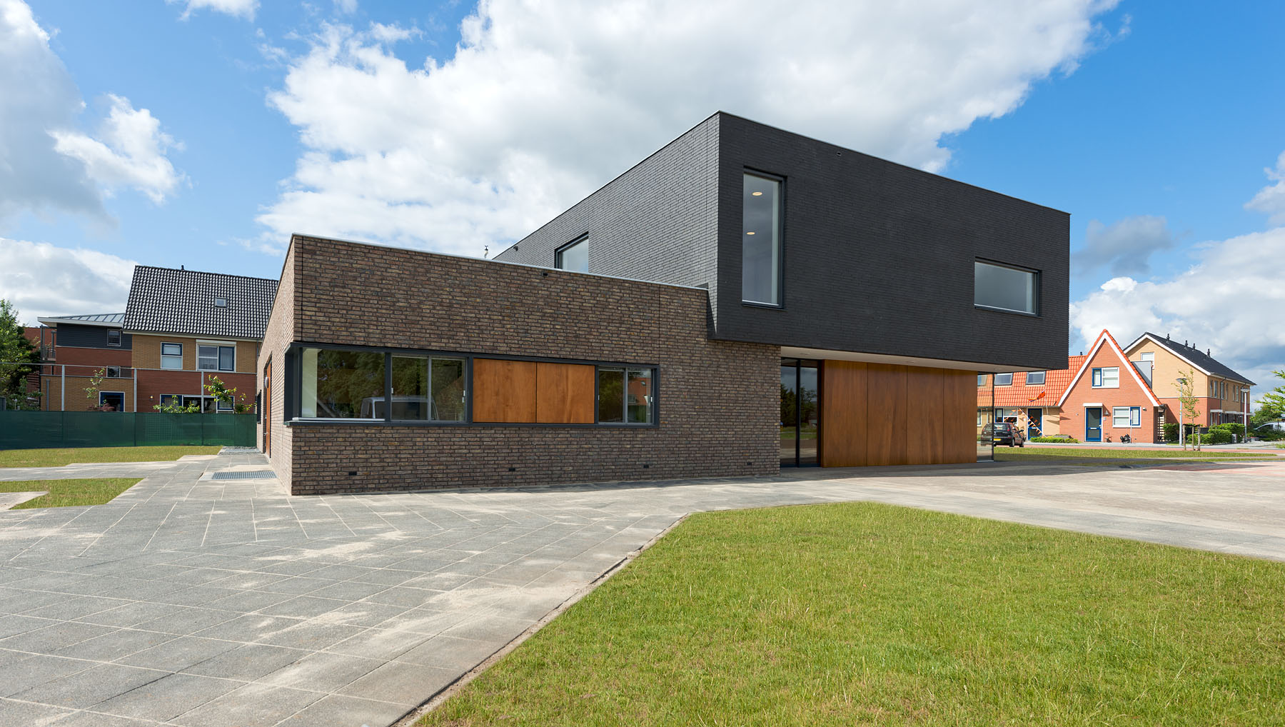 Moderne architectuur van het Gezondheidscentrum Emst.