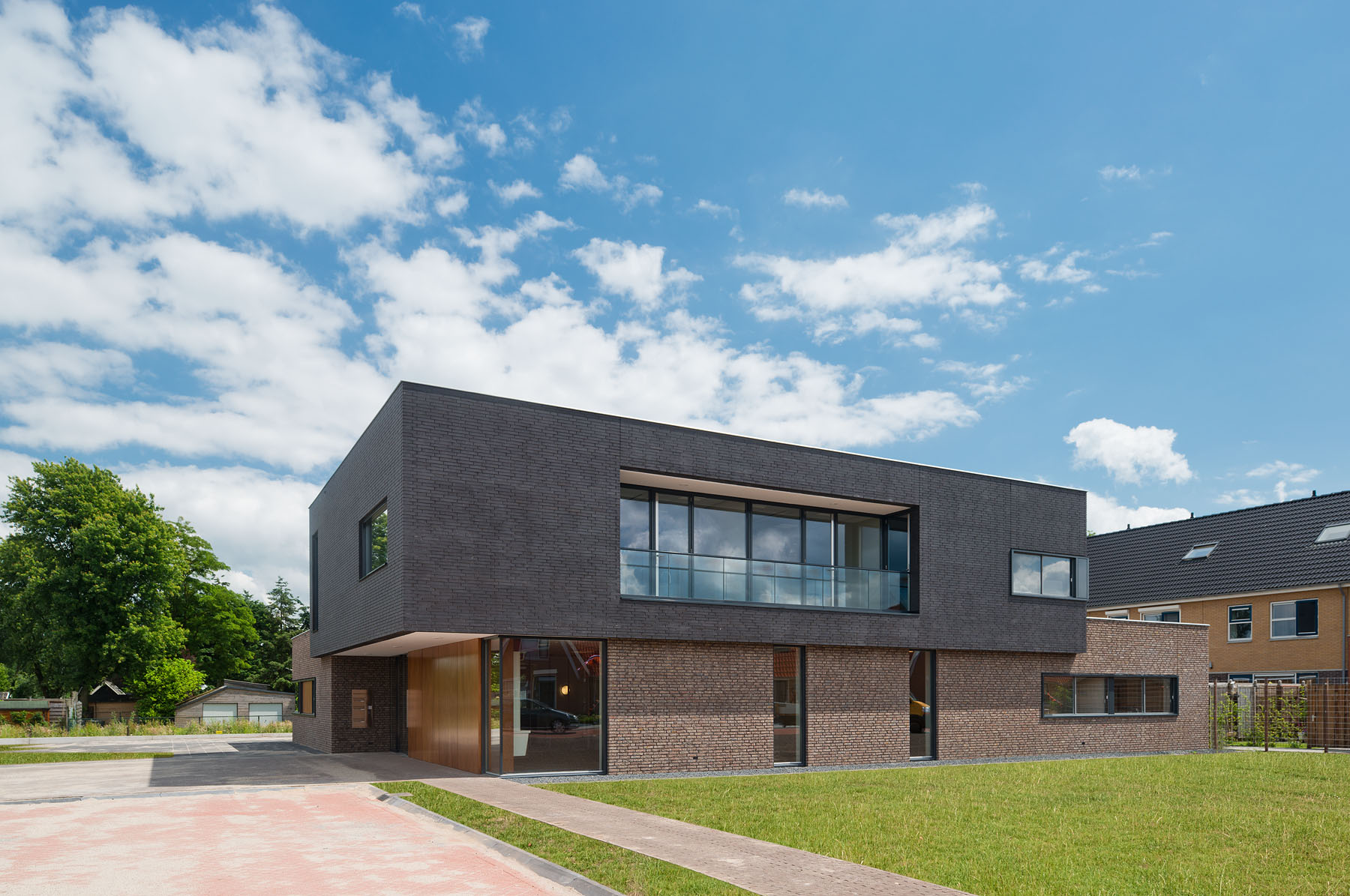 Moderne architectuur van het Gezondheidscentrum Emst.