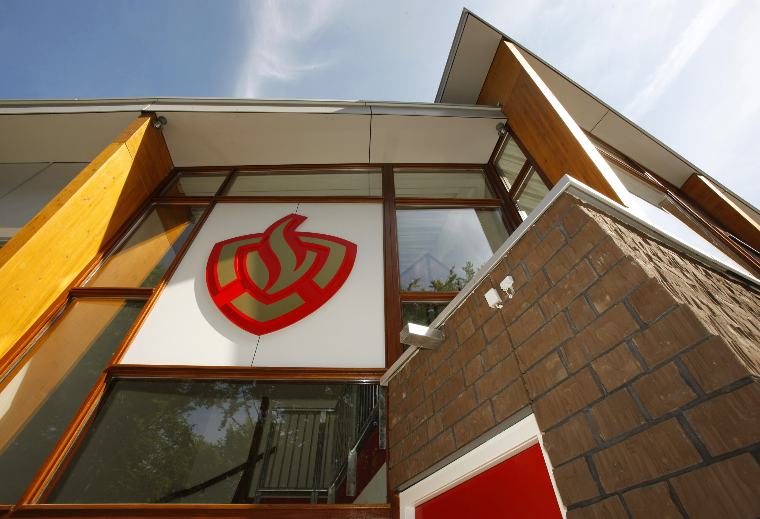 Moderne brandweerkazerne in Heerde met opvallende architectuur