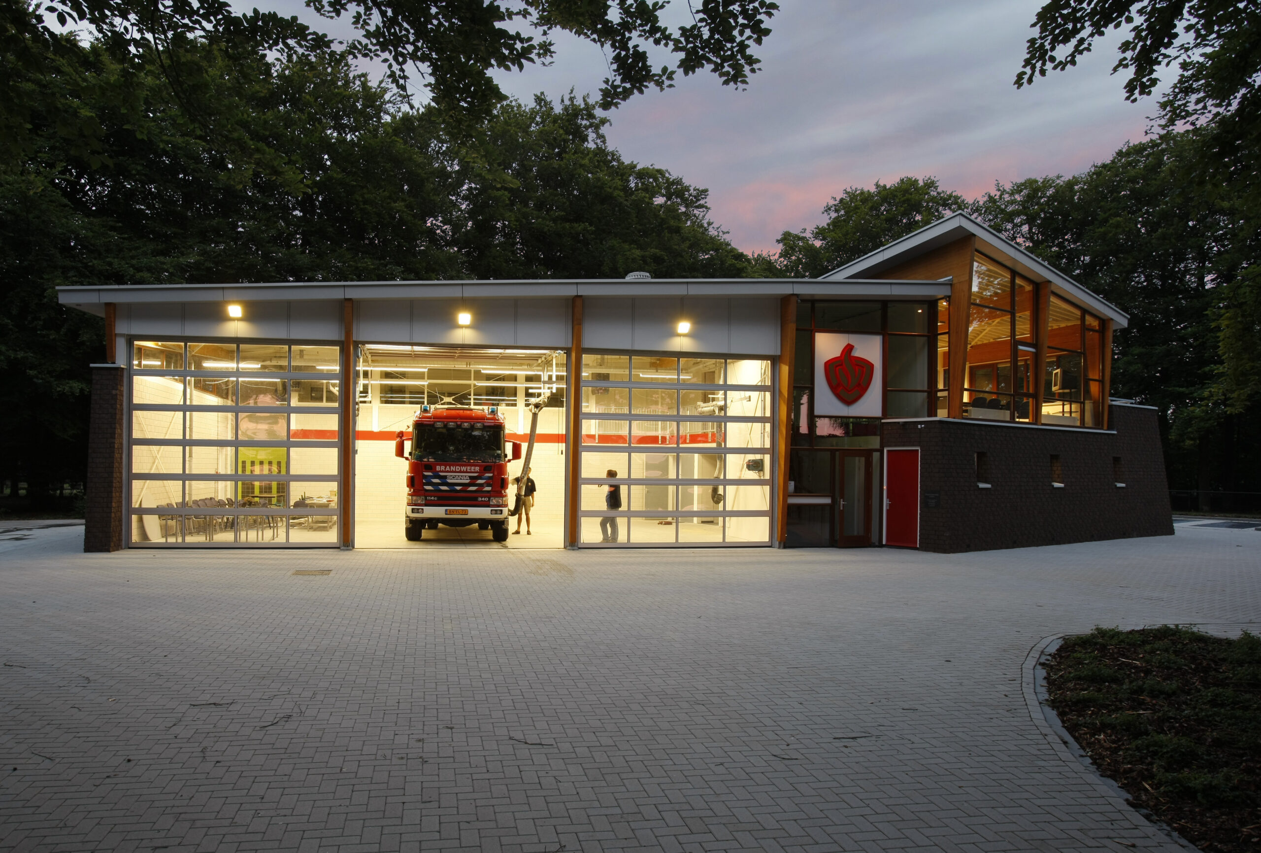 Moderne brandweerkazerne in Heerde met opvallende architectuur