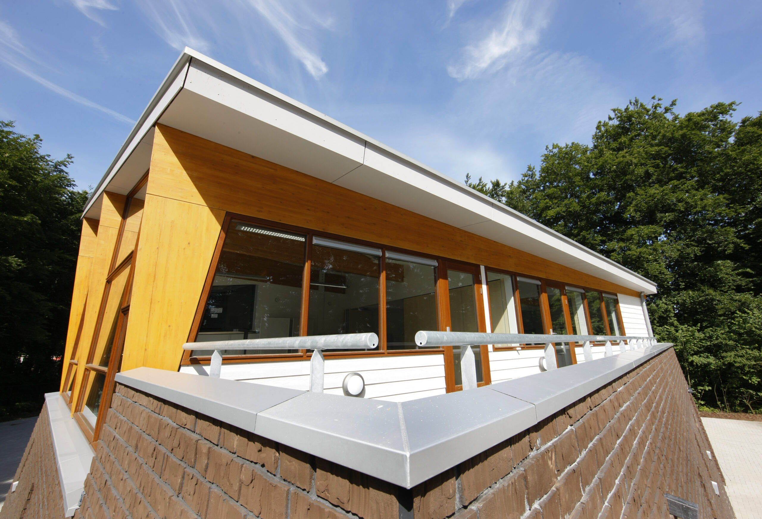 Moderne brandweerkazerne in Heerde met opvallende architectuur