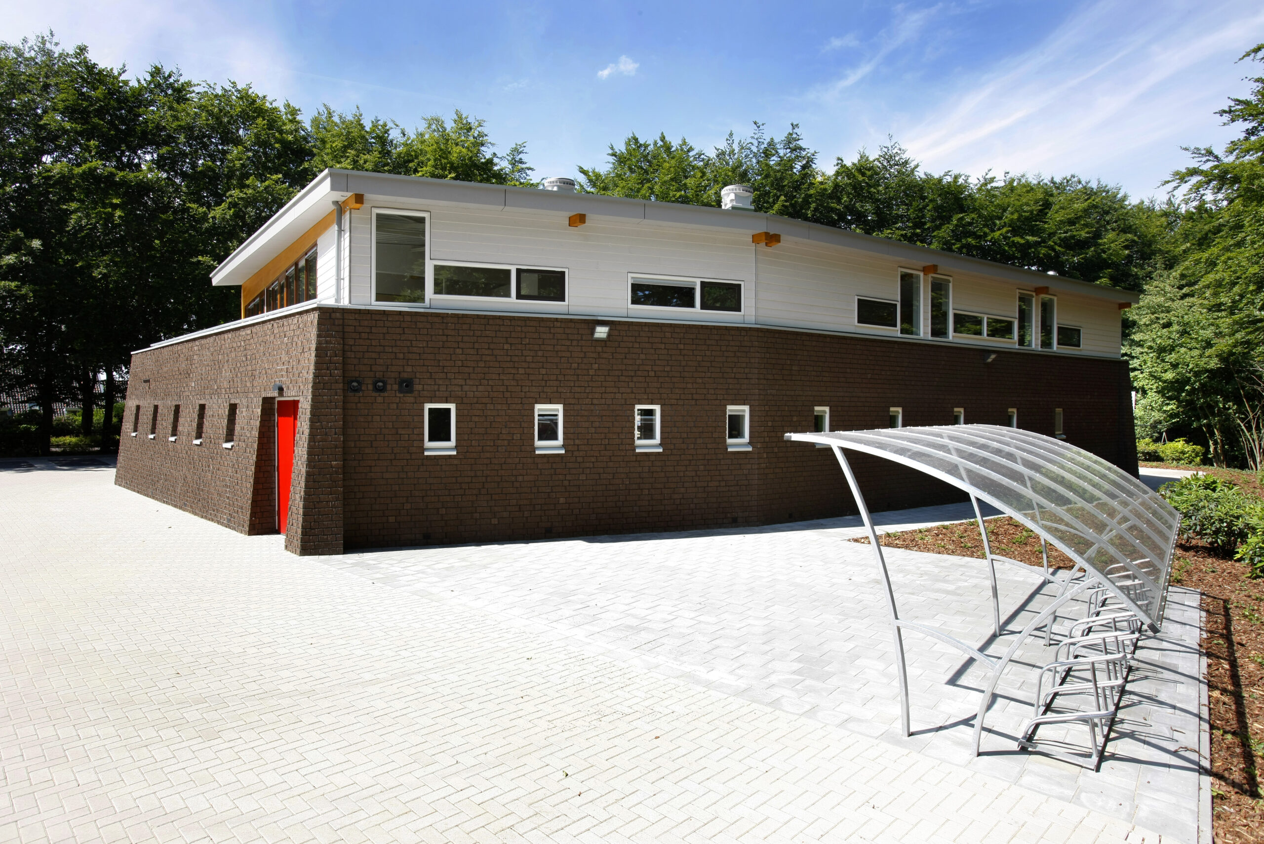 Moderne brandweerkazerne in Heerde met opvallende architectuur