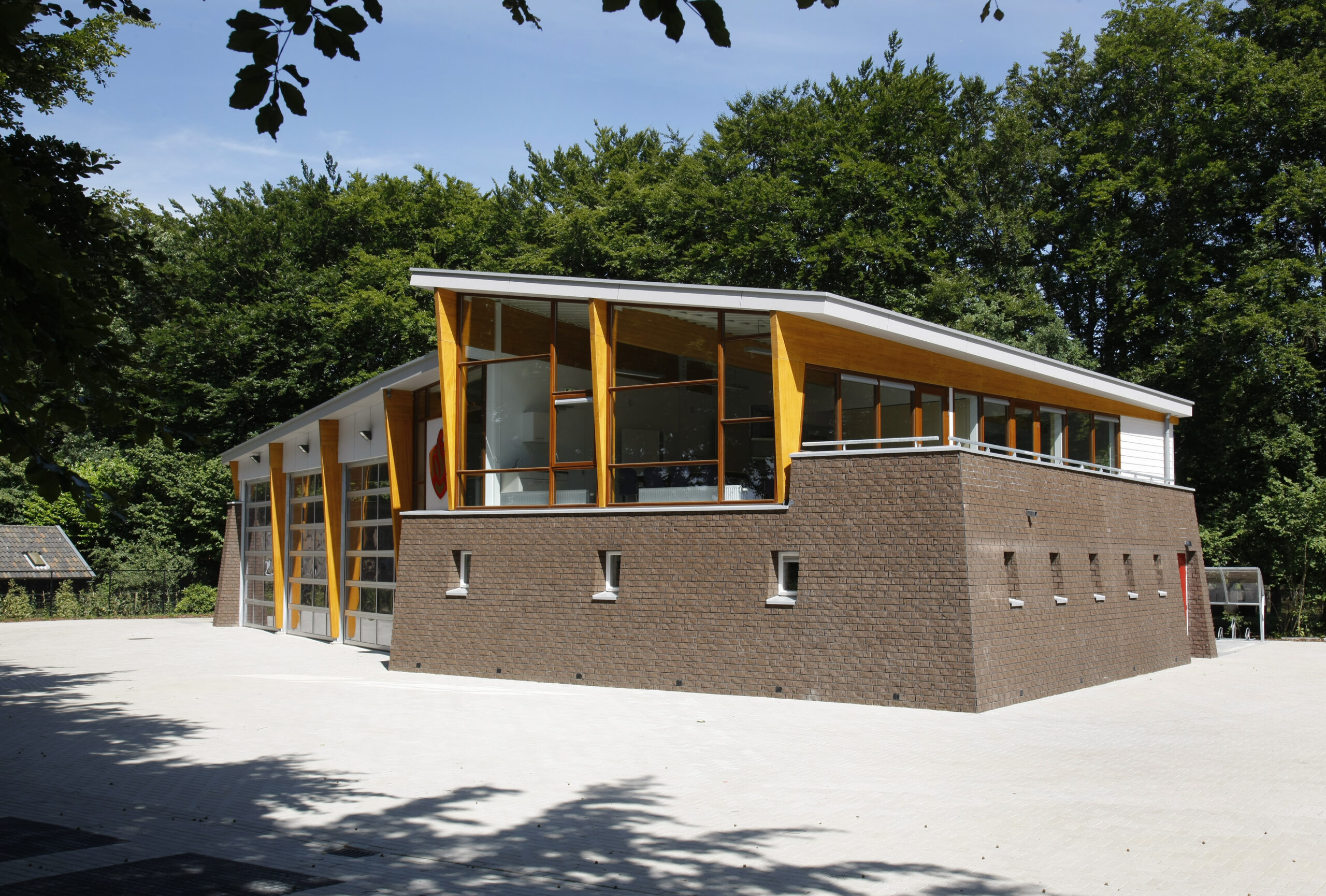 Moderne brandweerkazerne in Heerde met opvallende architectuur