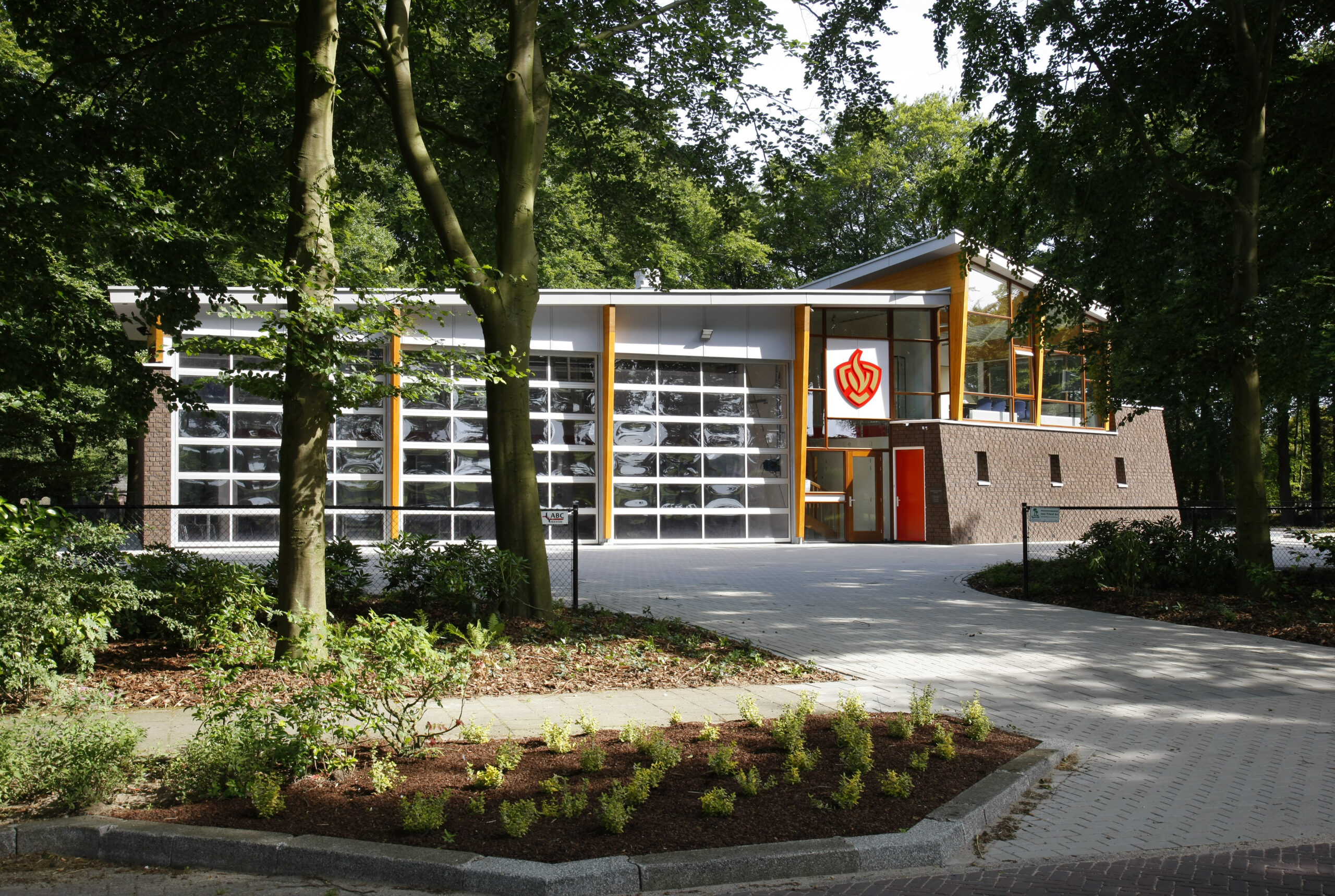 Moderne brandweerkazerne in Heerde met opvallende architectuur