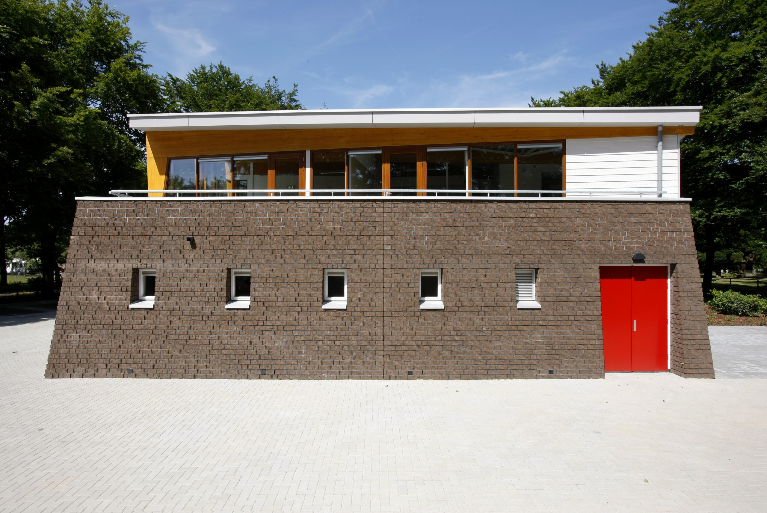 Moderne brandweerkazerne in Heerde met opvallende architectuur