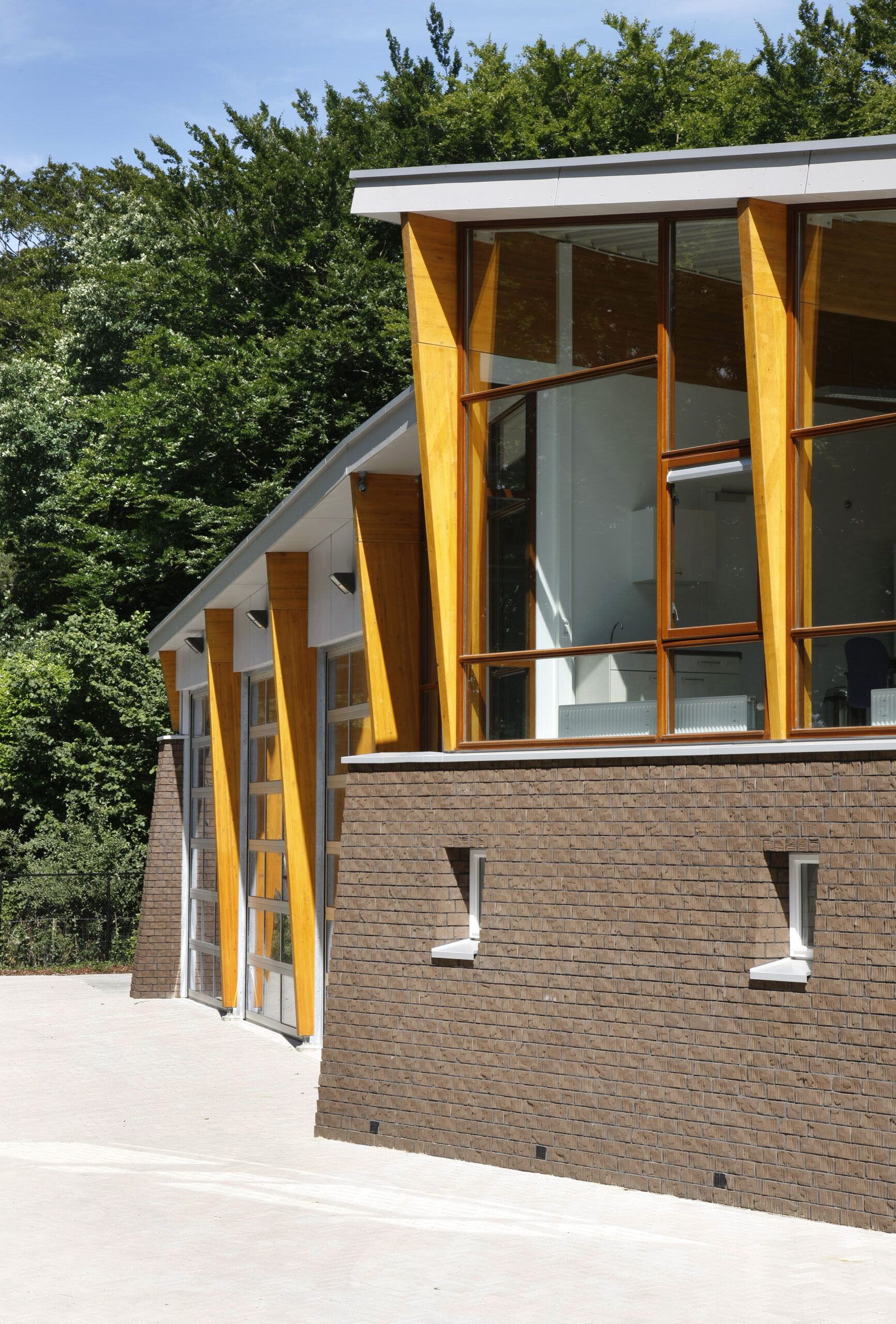 Moderne brandweerkazerne in Heerde met opvallende architectuur