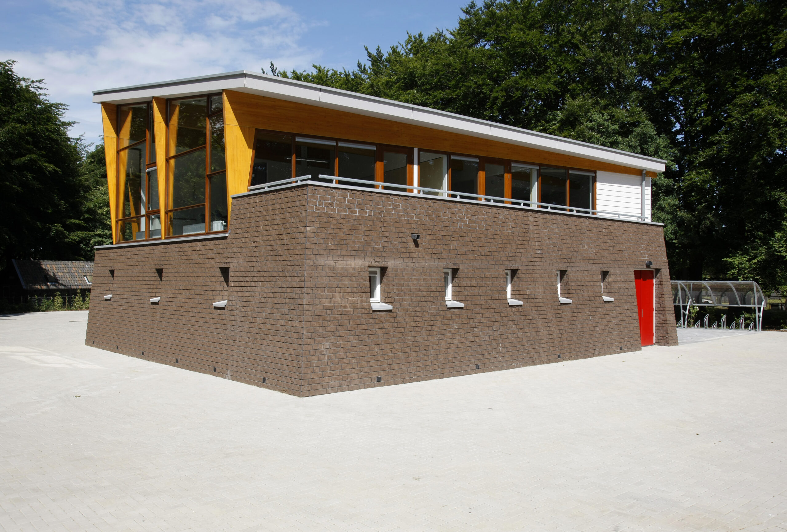 Moderne brandweerkazerne in Heerde met opvallende architectuur