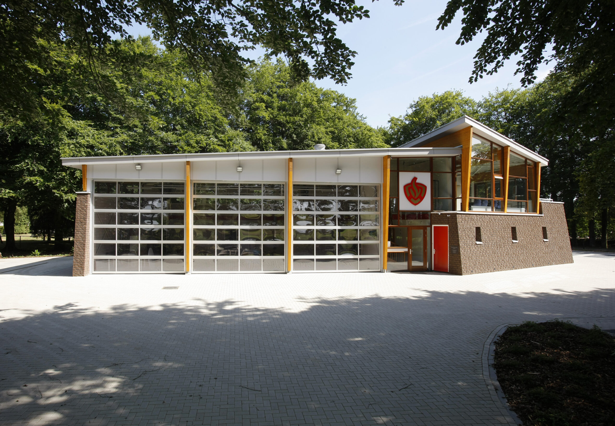 Moderne brandweerkazerne in Heerde met opvallende architectuur