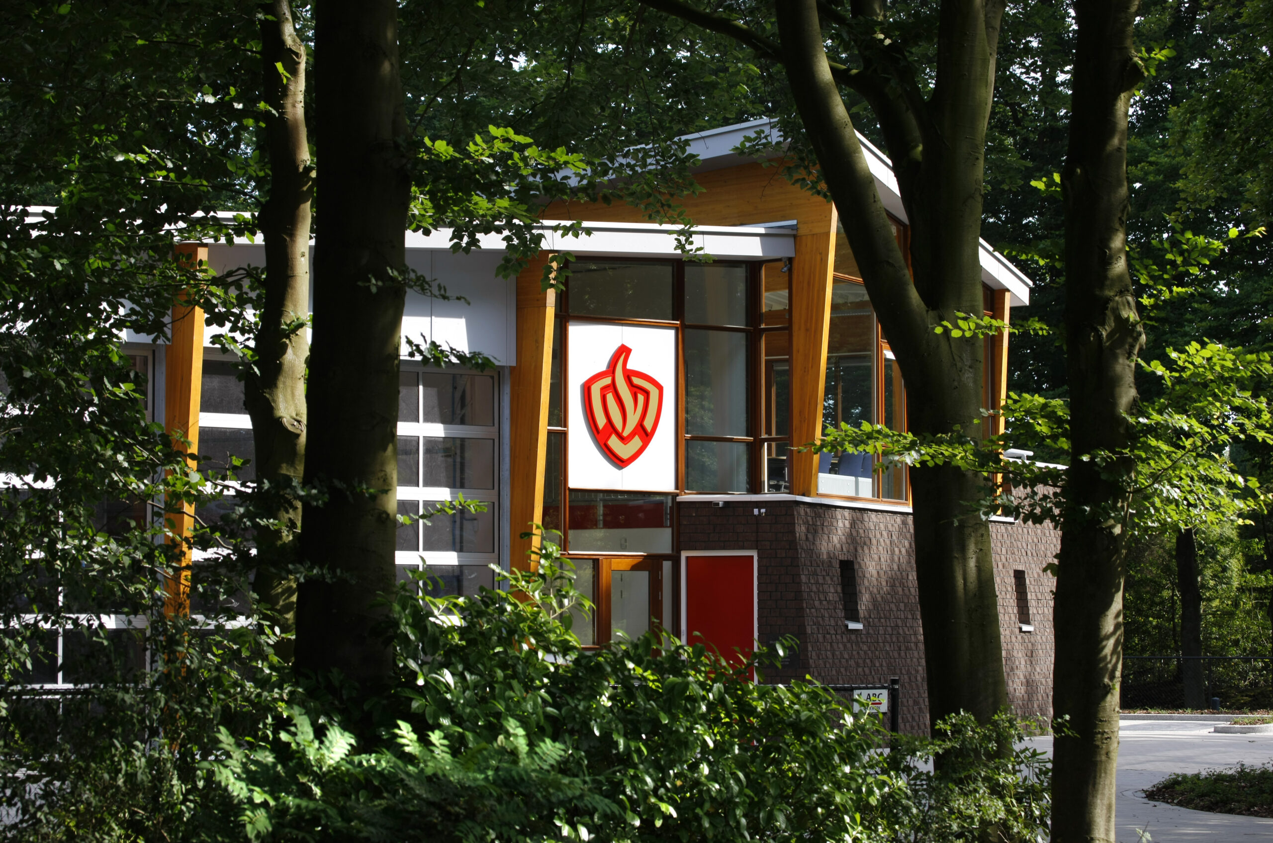 Moderne brandweerkazerne in Heerde met opvallende architectuur